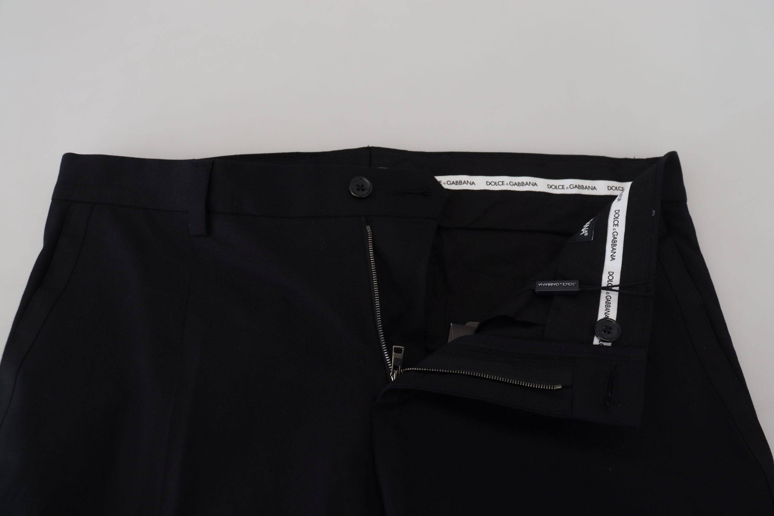 Pantalon chino noir en coton Dolce & Gabbana, style formel, avec coupe élégante et détails modernes.