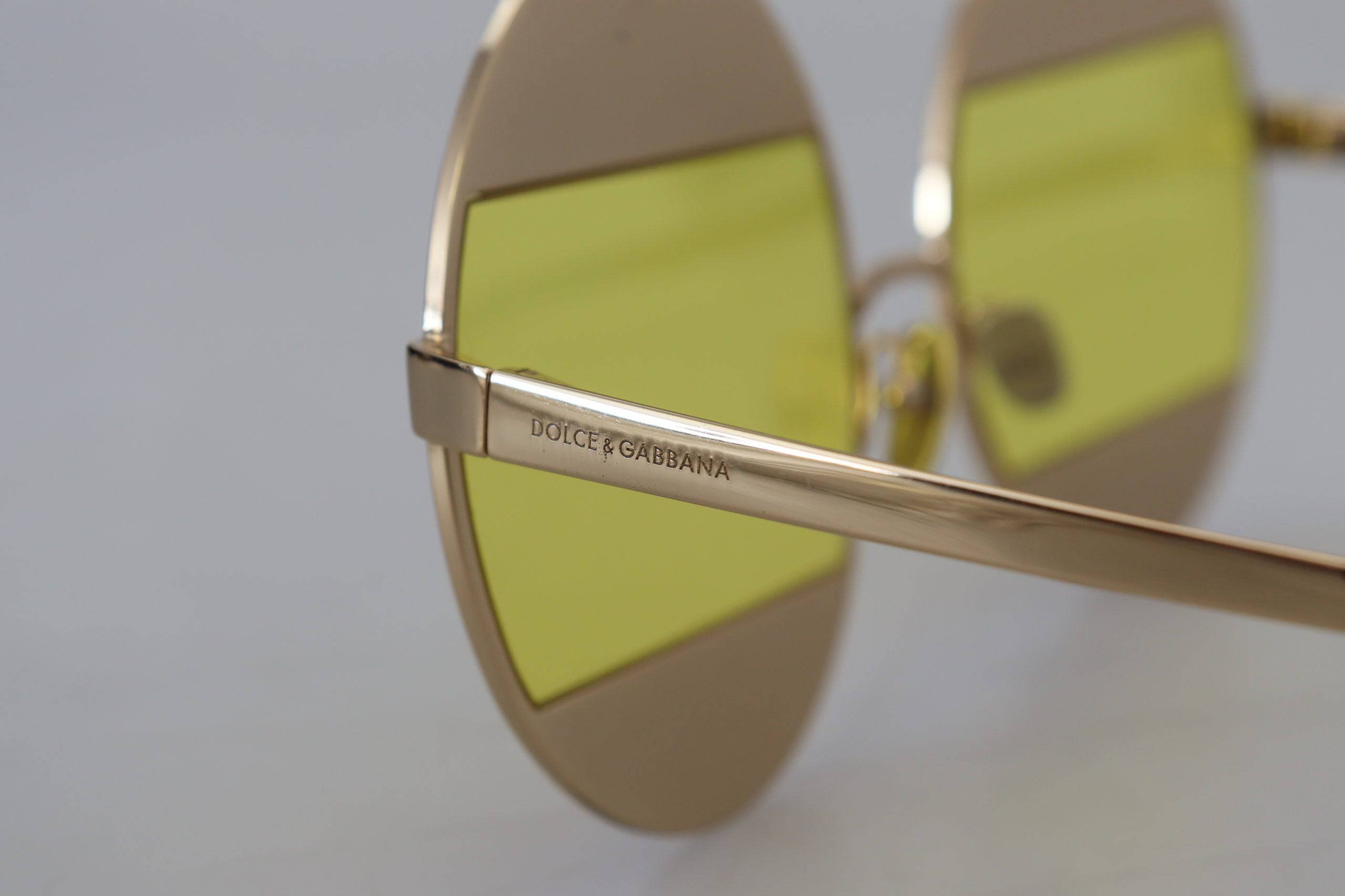 Lunettes de soleil Dolce & Gabbana DG2209B avec monture en métal doré oval et cristaux, vue de face.