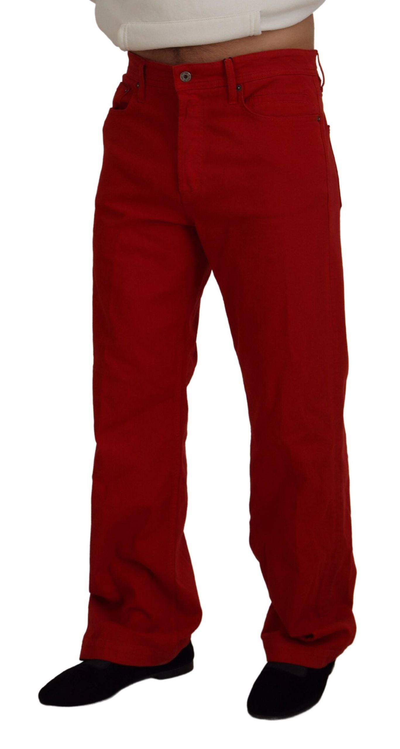 Jeans homme Dolce & Gabbana en coton rouge, coupe droite, style denim, visible détails et poches sur l'image.