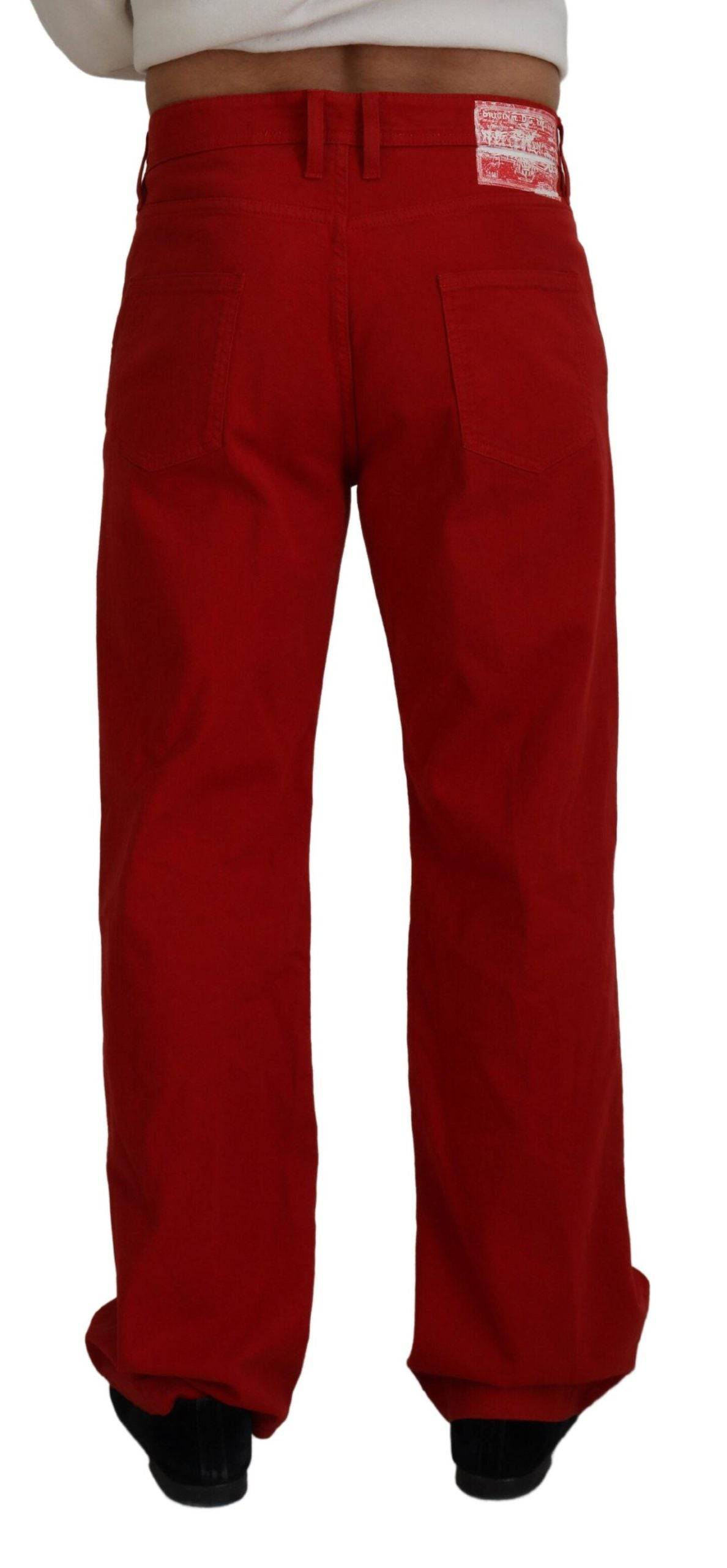 Jeans en coton rouge Dolce & Gabbana pour homme, coupe droite, denim, visible sur le modèle.