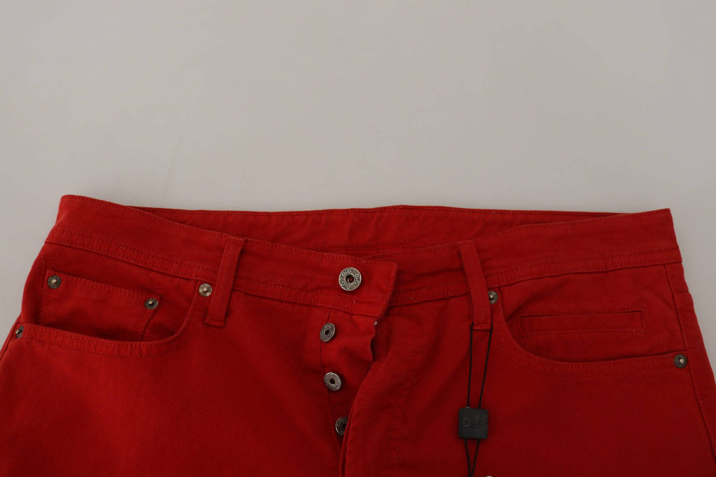 Jean homme en coton rouge Dolce & Gabbana, coupe droite, style denim, détails visibles sur le produit.