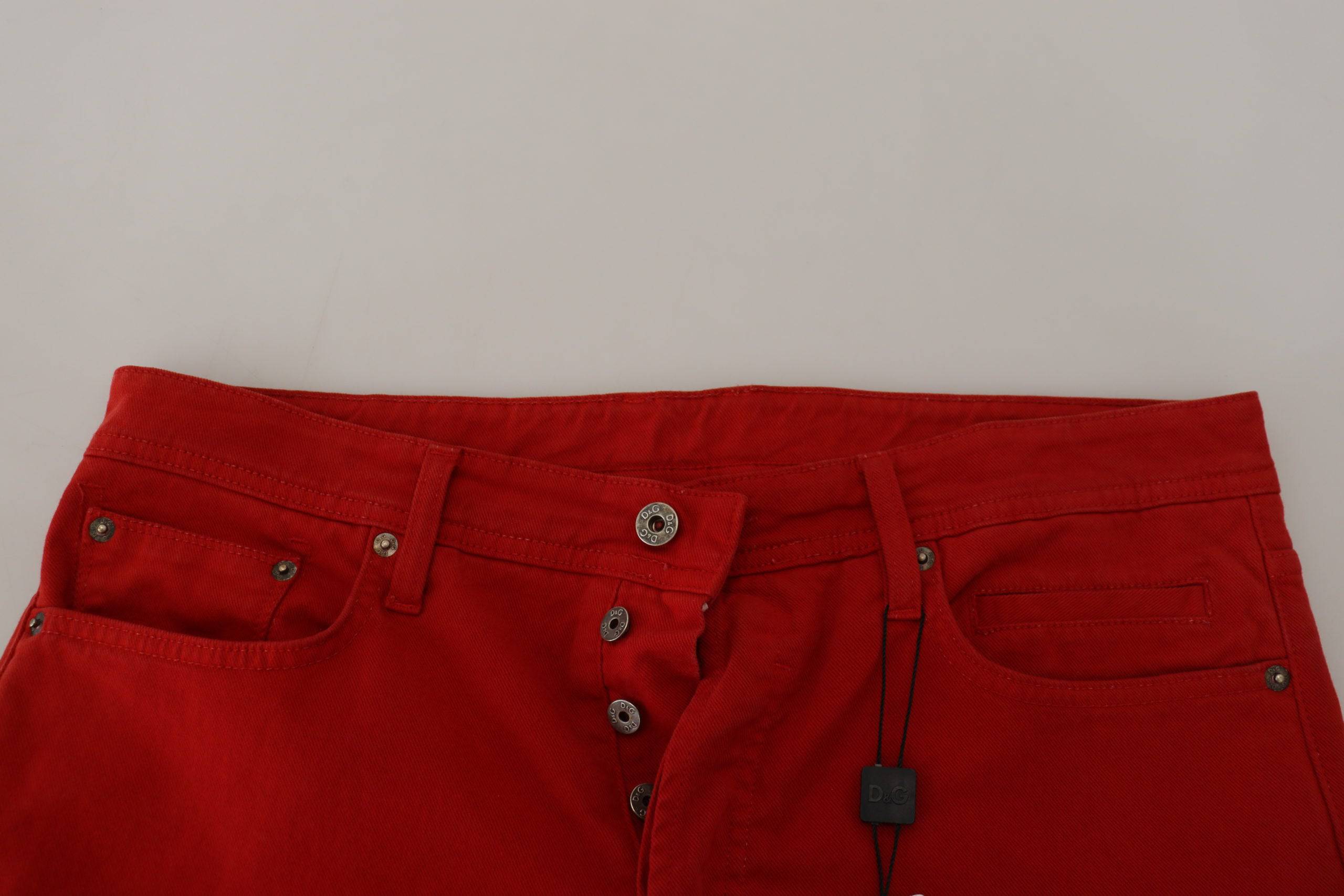 Jean homme en coton rouge Dolce & Gabbana, coupe droite, style denim, détails visibles sur le produit.