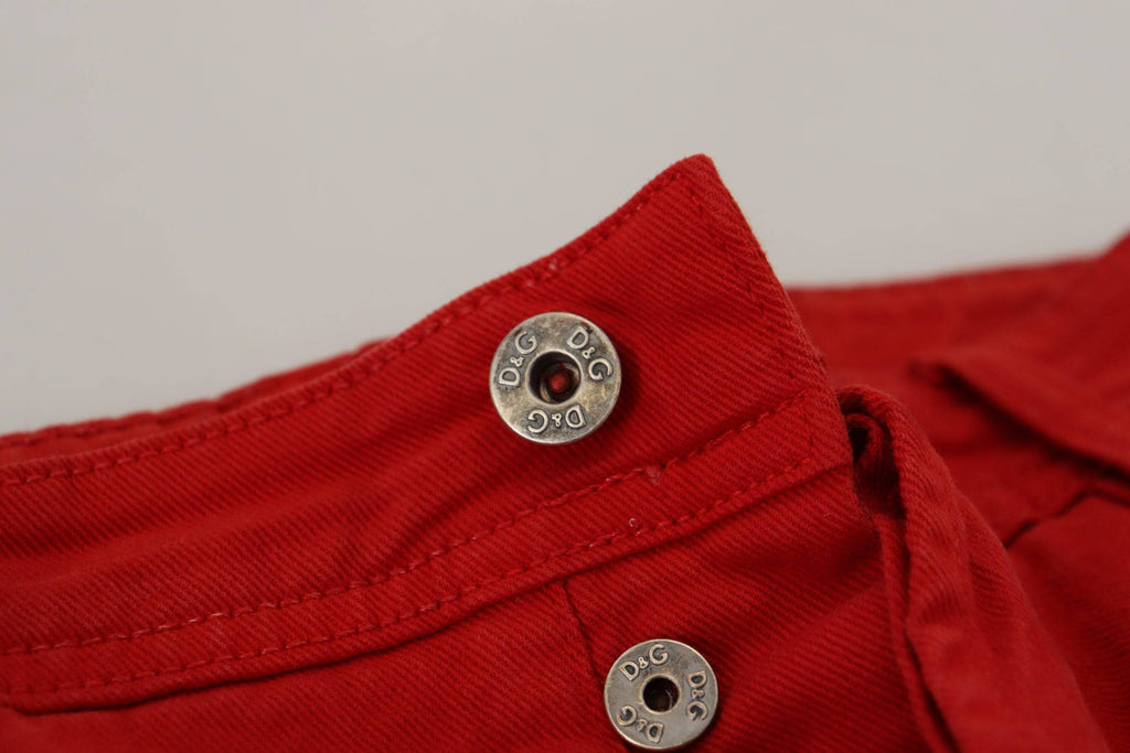 Jeans homme Dolce & Gabbana en coton rouge, coupe droite, style denim avec détails classiques visible sur l’image.