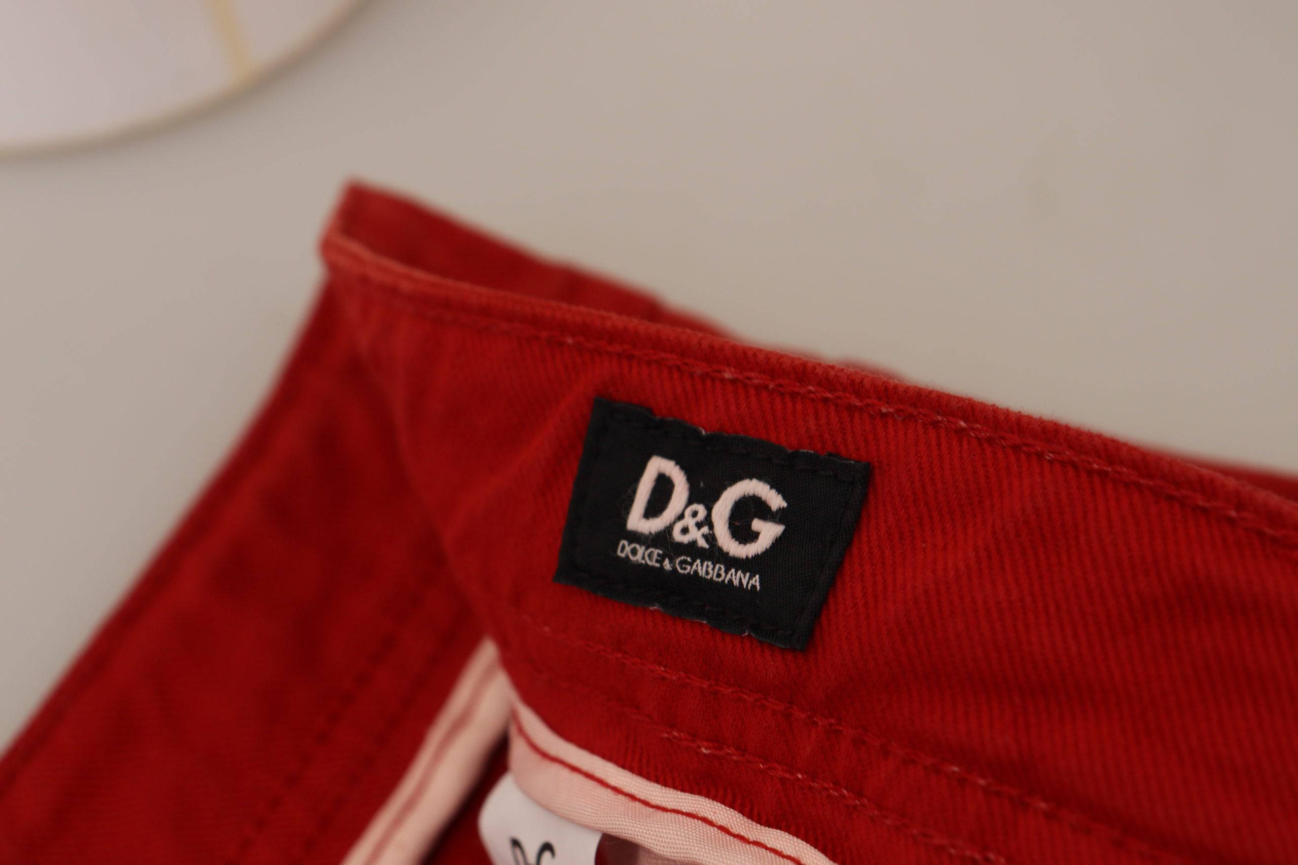 Jeans en denim rouge pour homme de Dolce & Gabbana, coupe droite en coton, vêtement tendance et élégant.