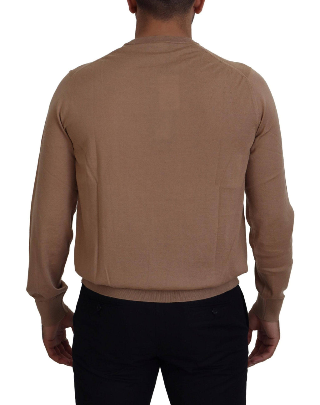 Pull Dolce & Gabbana en cachemire beige avec logo couronne, porté sur un mannequin, détails visibles.
