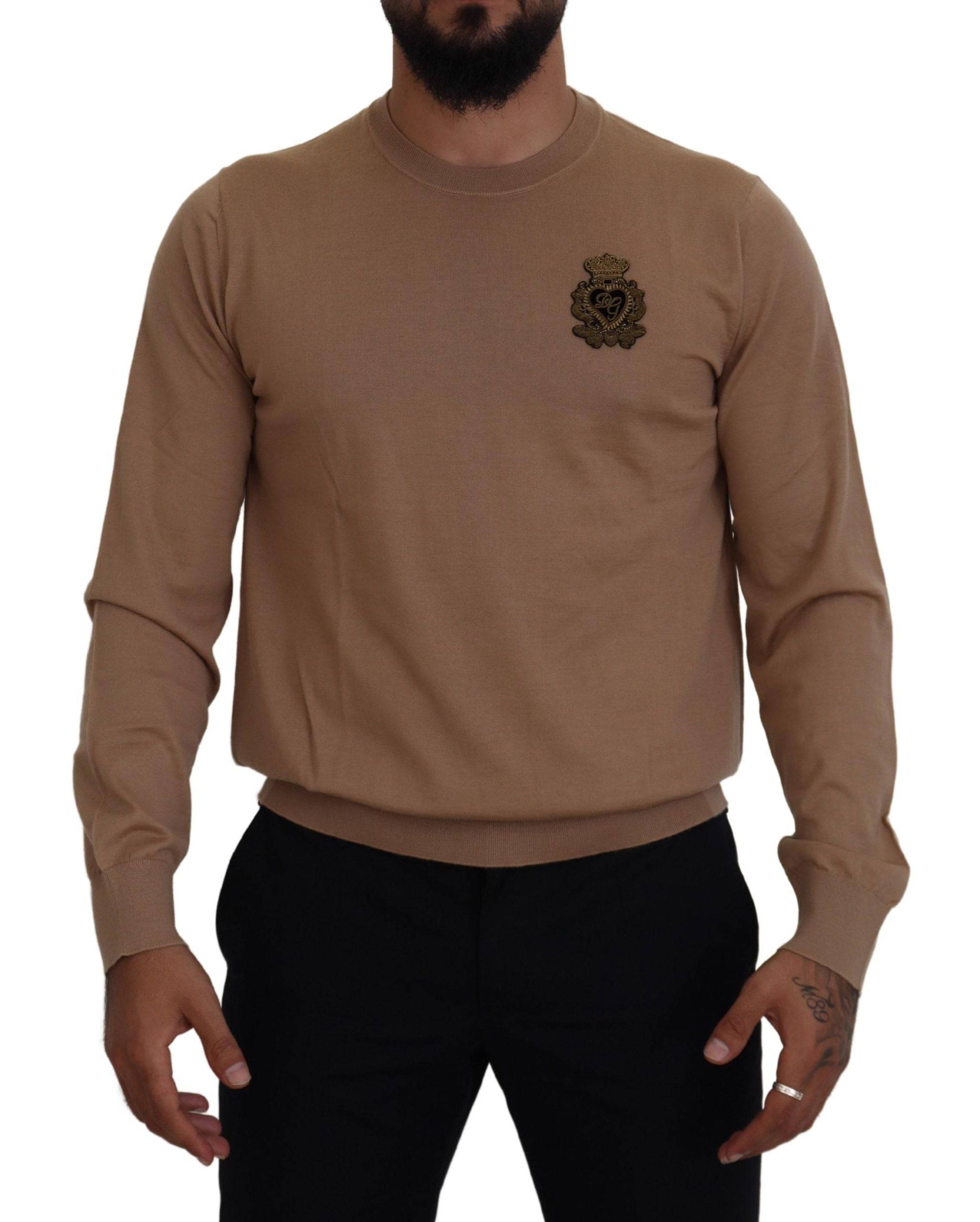 Pull Dolce & Gabbana en cachemire beige avec logo couronne, détail visible sur le devant, vêtement élégant et confortable.