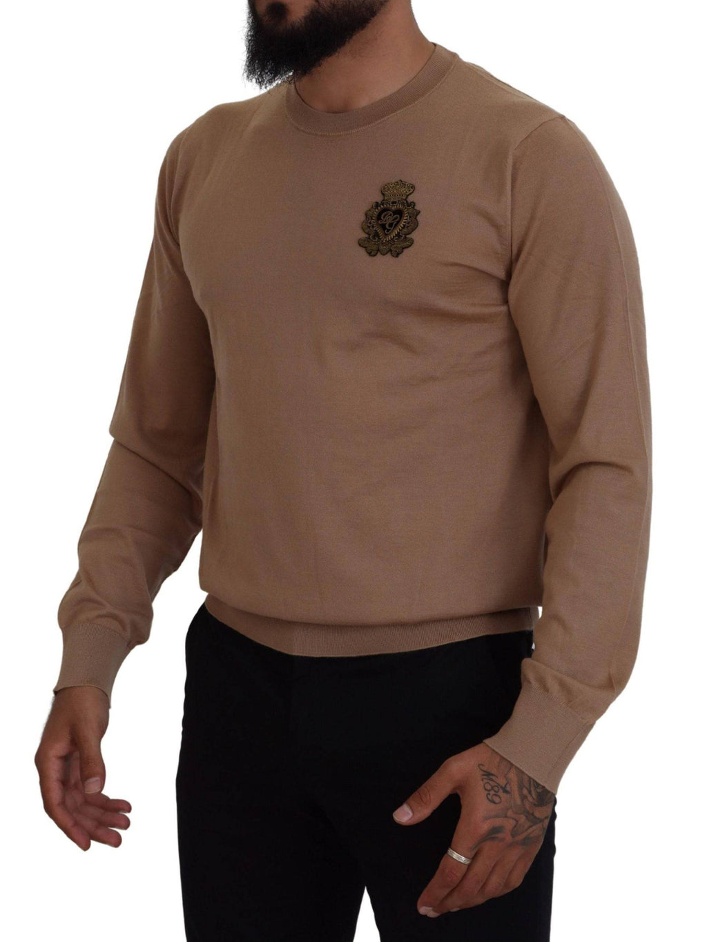 Pull Dolce & Gabbana en cachemire beige avec logo couronne, vue de face, détails du col et texture douce visible.