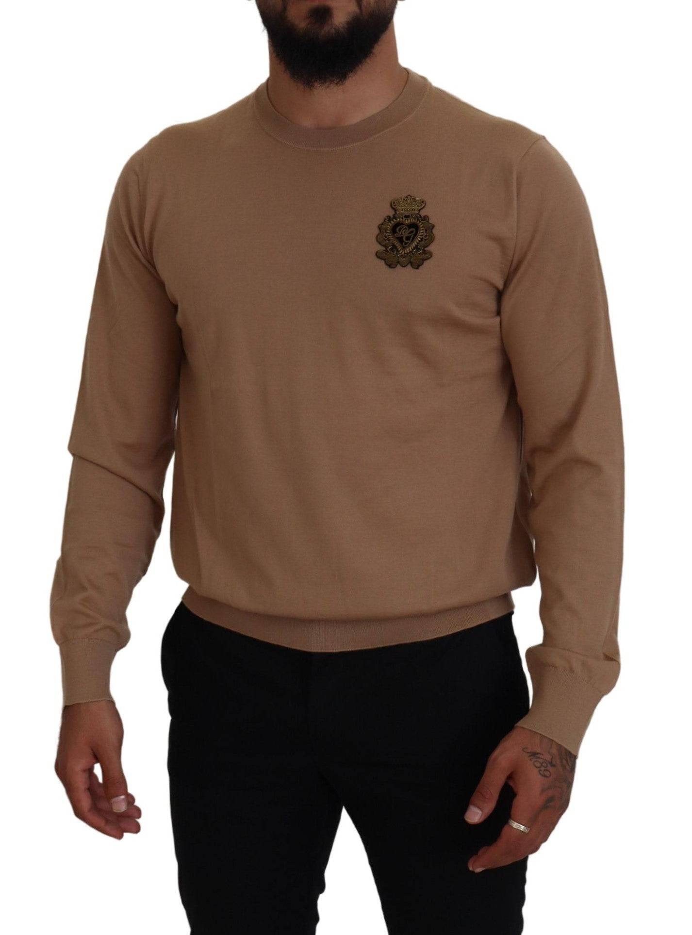 Pull-over Dolce & Gabbana en cachemire beige avec logo couronne, doux et élégant, vue de face sur fond neutre.