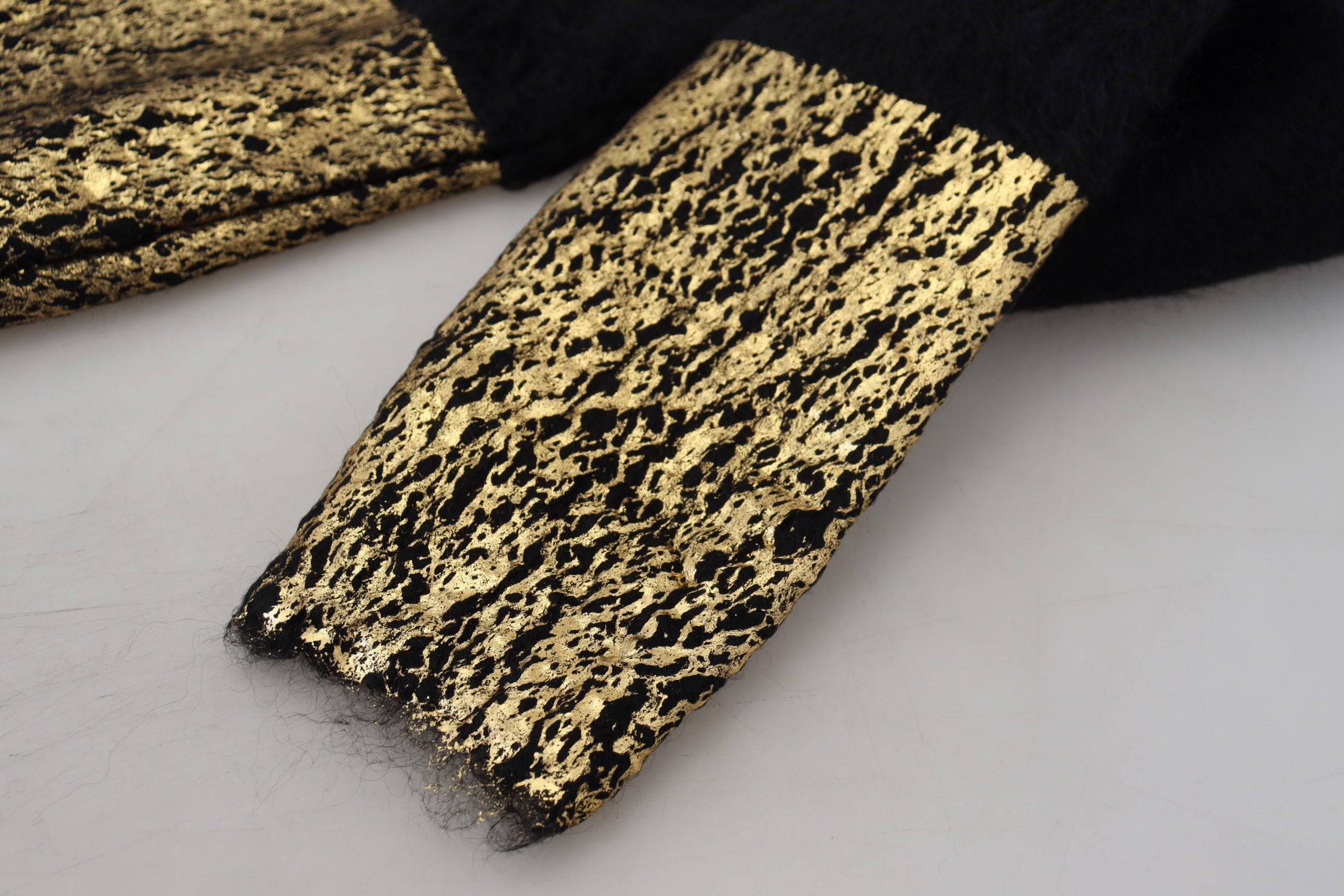 Pull à col roulé en mohair noir et or de Dolce & Gabbana, pull pour homme élégant et chaud, détail du tissu et du col.