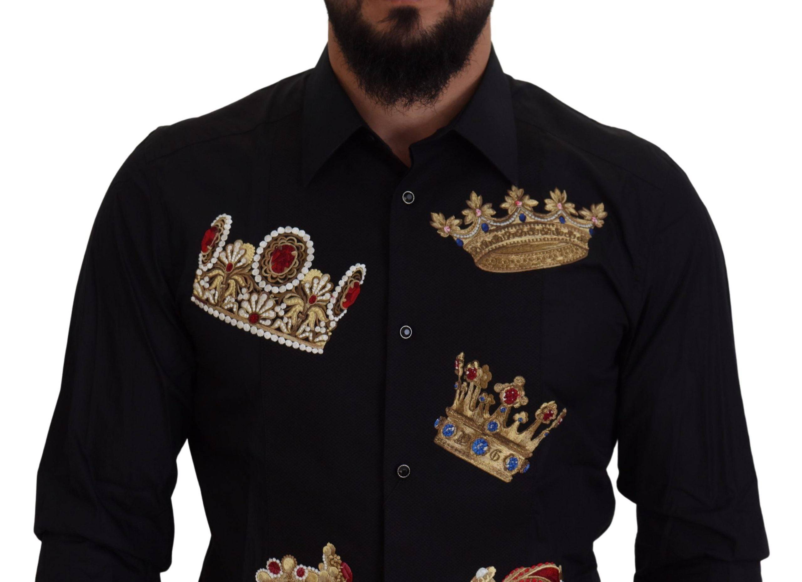 Chemise formelle noire et or Dolce & Gabbana, coupe slim avec col en couronne, tissu élégant et finition sophistiquée.