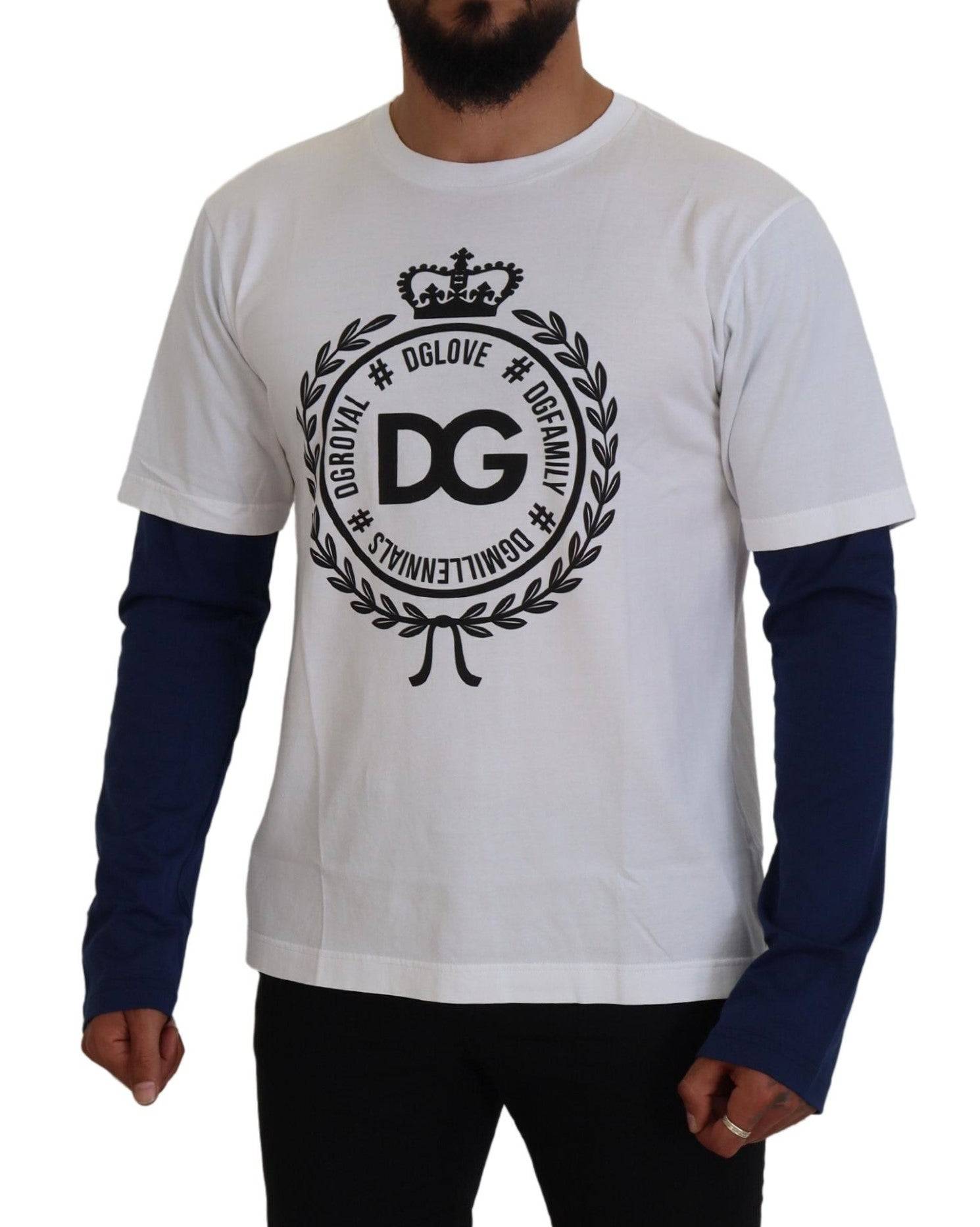 Pull Dolce & Gabbana blanc et bleu avec motif de couronne DG, léger et confortable, porté sur un mannequin.