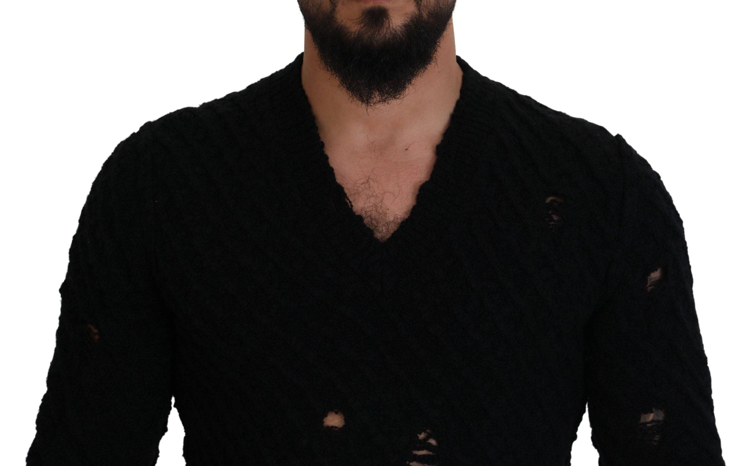 Pull en laine noir Dolce & Gabbana avec col en V, style tricoté, visible en détail dans l'image.