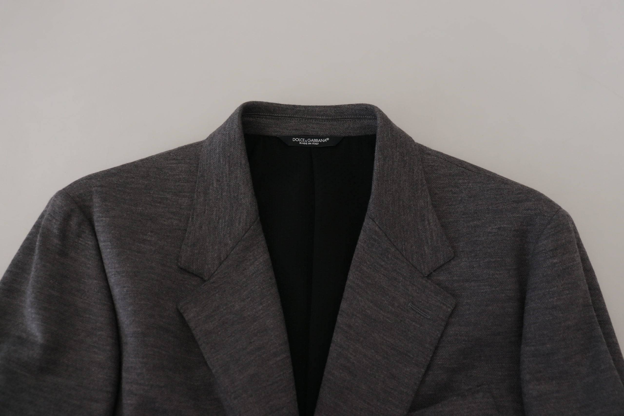 Veste blazer gris en laine stretch Dolce & Gabbana, coupe slim ajustée, détails élégants et finition soignée.
