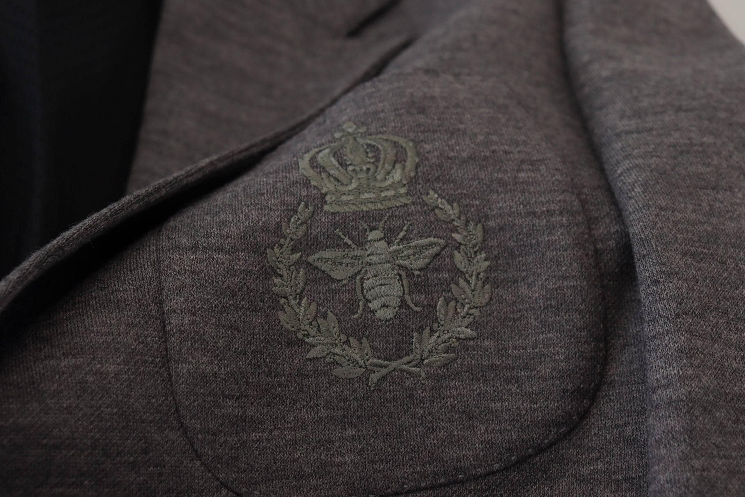 Veste blazer Dolce & Gabbana en laine gris stretch, coupe slim ajustée, vue de face, élégante et moderne.
