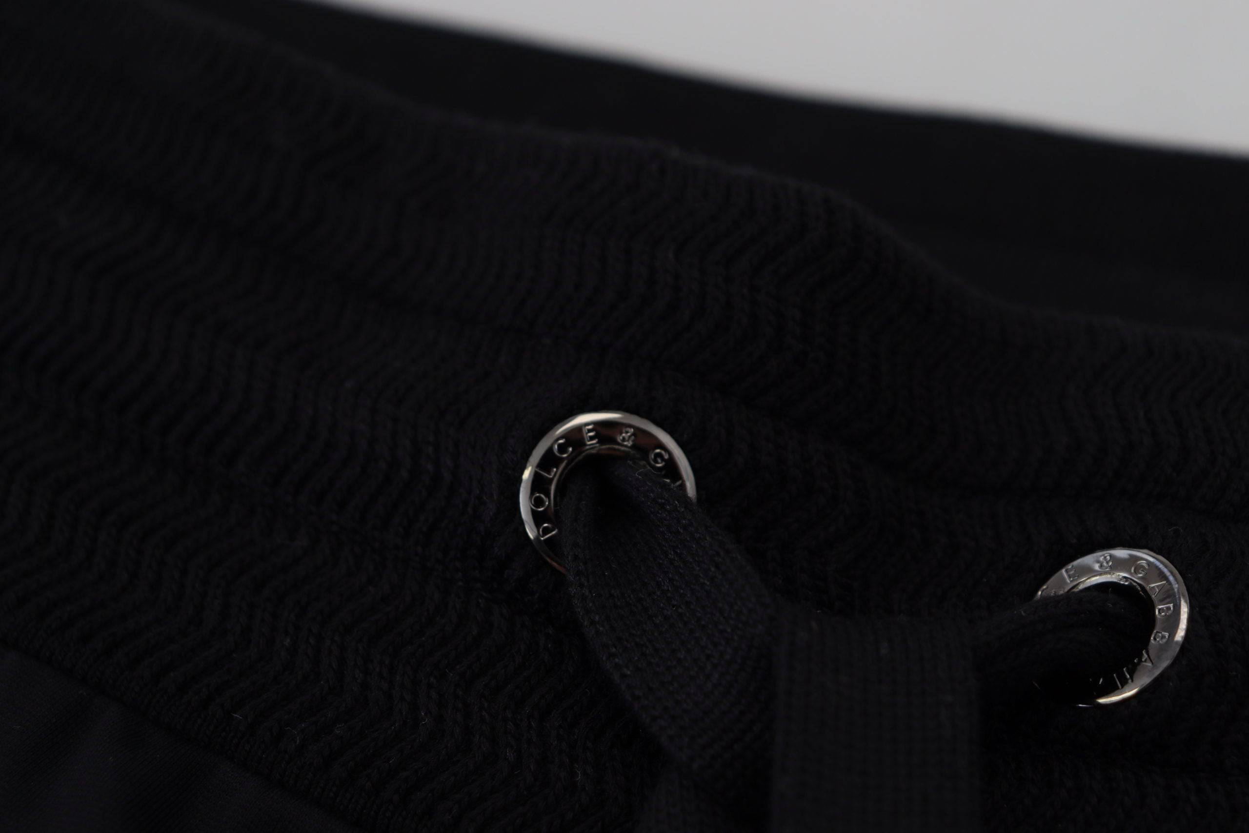 Pantalon de jogging noir pour homme Dolce & Gabbana avec motif DG imprimé, tissu confortable et style décontracté.