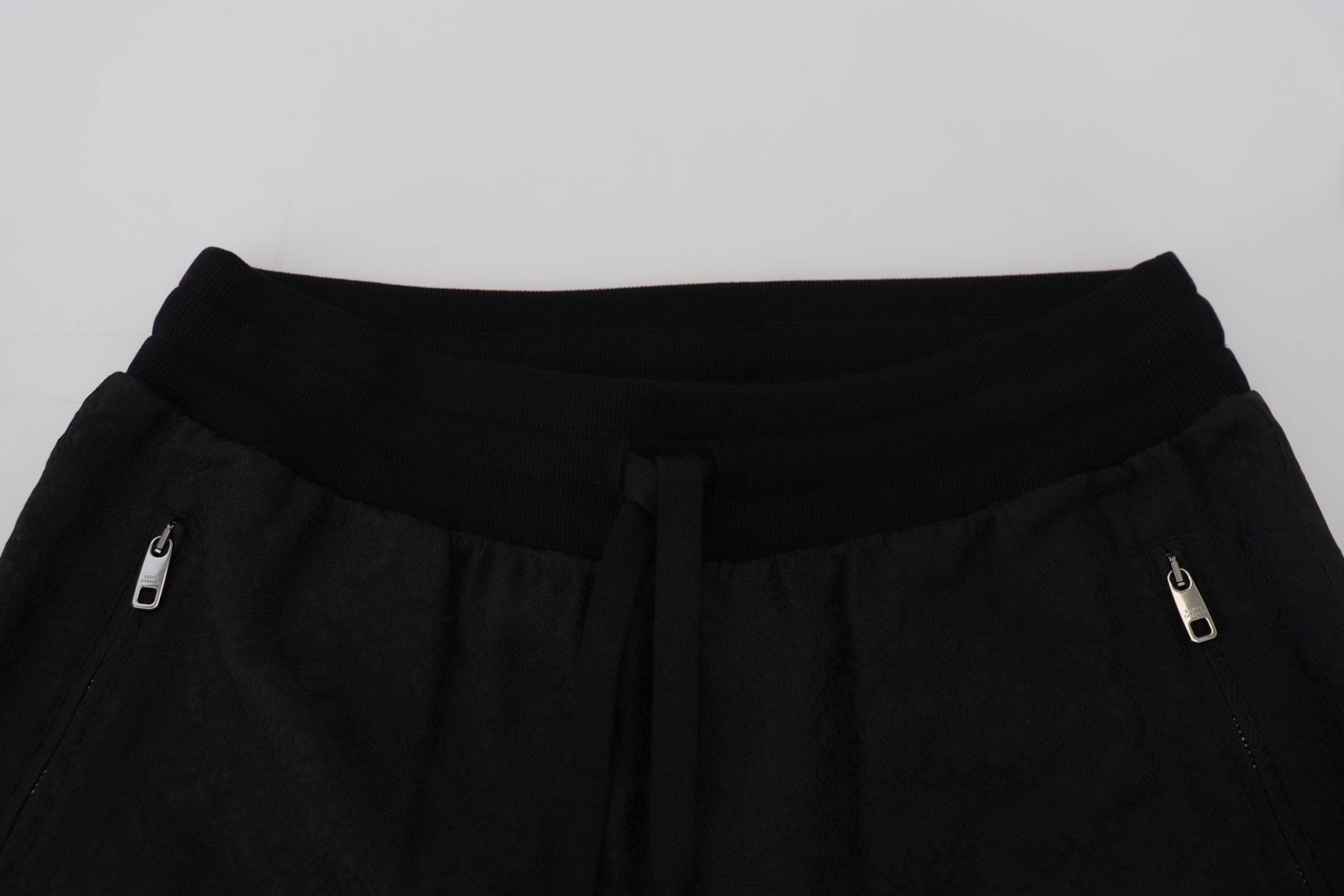 Pantalon jogging décontracté noir pour homme de Dolce & Gabbana, style casual avec coupe confortable et détails modernes.