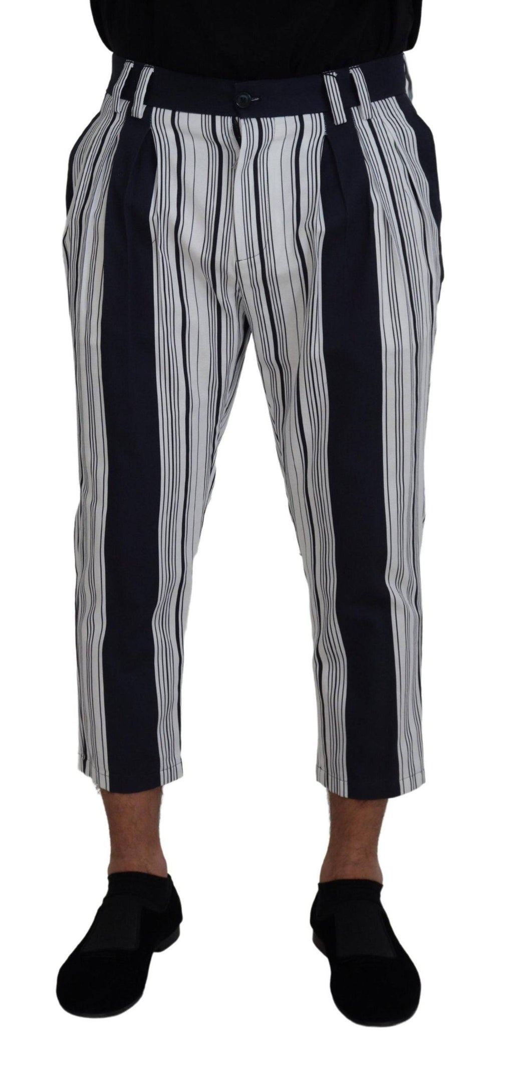 Pantalons courts en coton blanc à rayures Dolce & Gabbana, style décontracté et élégant, porté avec une coupe ajustée.