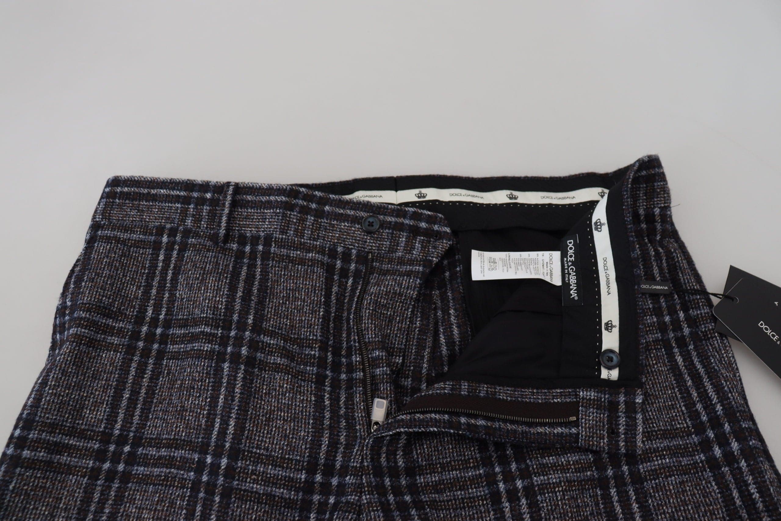 Pantalon homme Dolce & Gabbana à carreaux gris, taille mi-hauteur, style élégant et moderne.