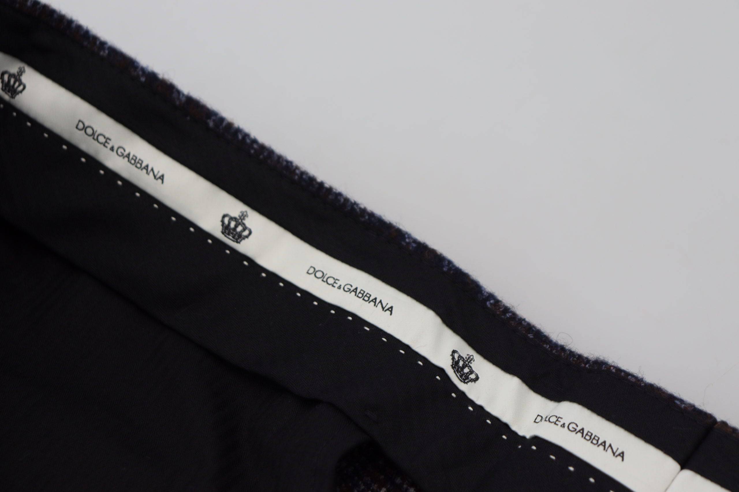 Pantalon gris à carreaux Dolce & Gabbana pour homme, taille moyenne, en tissu léger, vue de face.