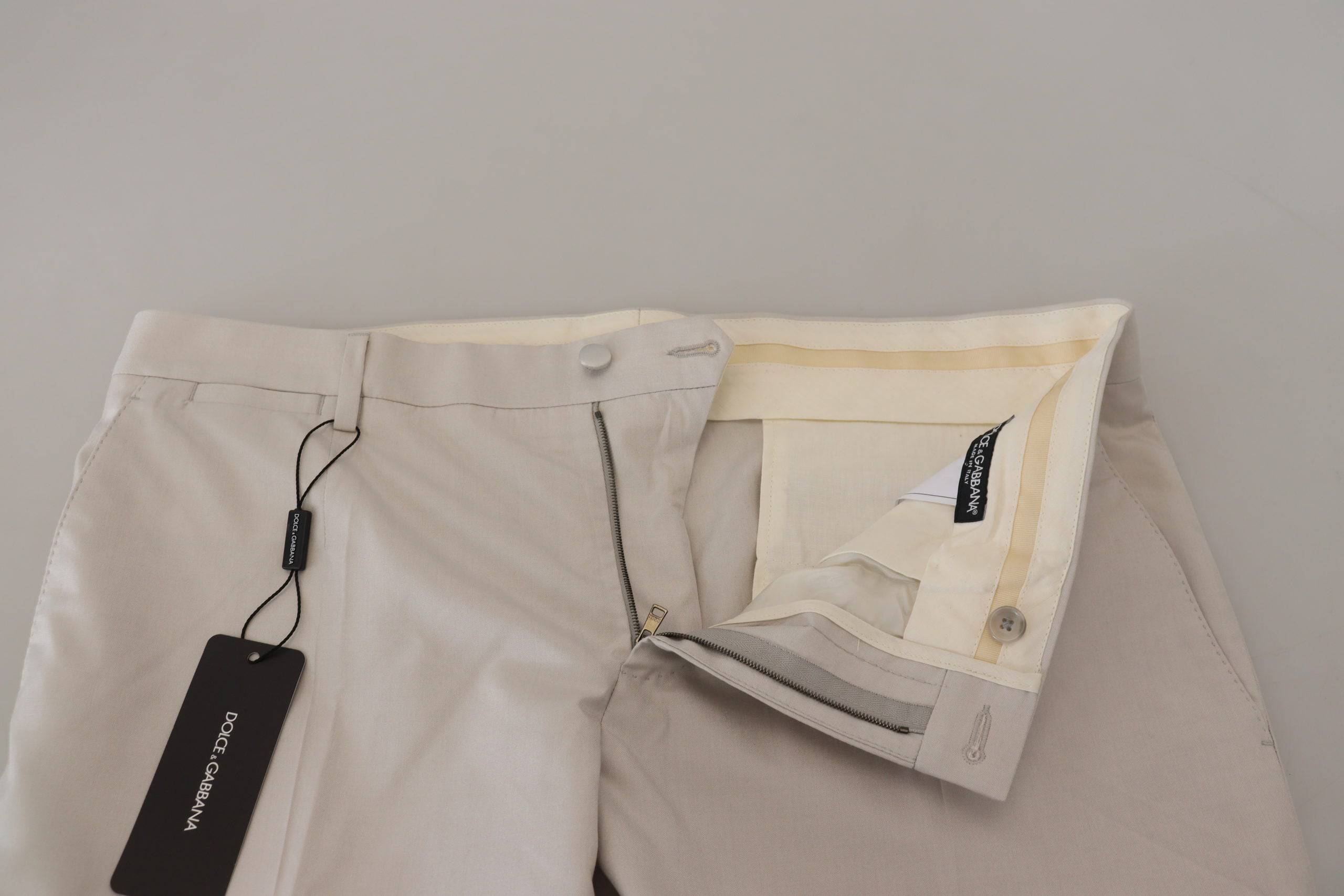 Pantalons chino en soie blanche Dolce & Gabbana taille moyenne, élégants et confortables, visibles dans l'image.