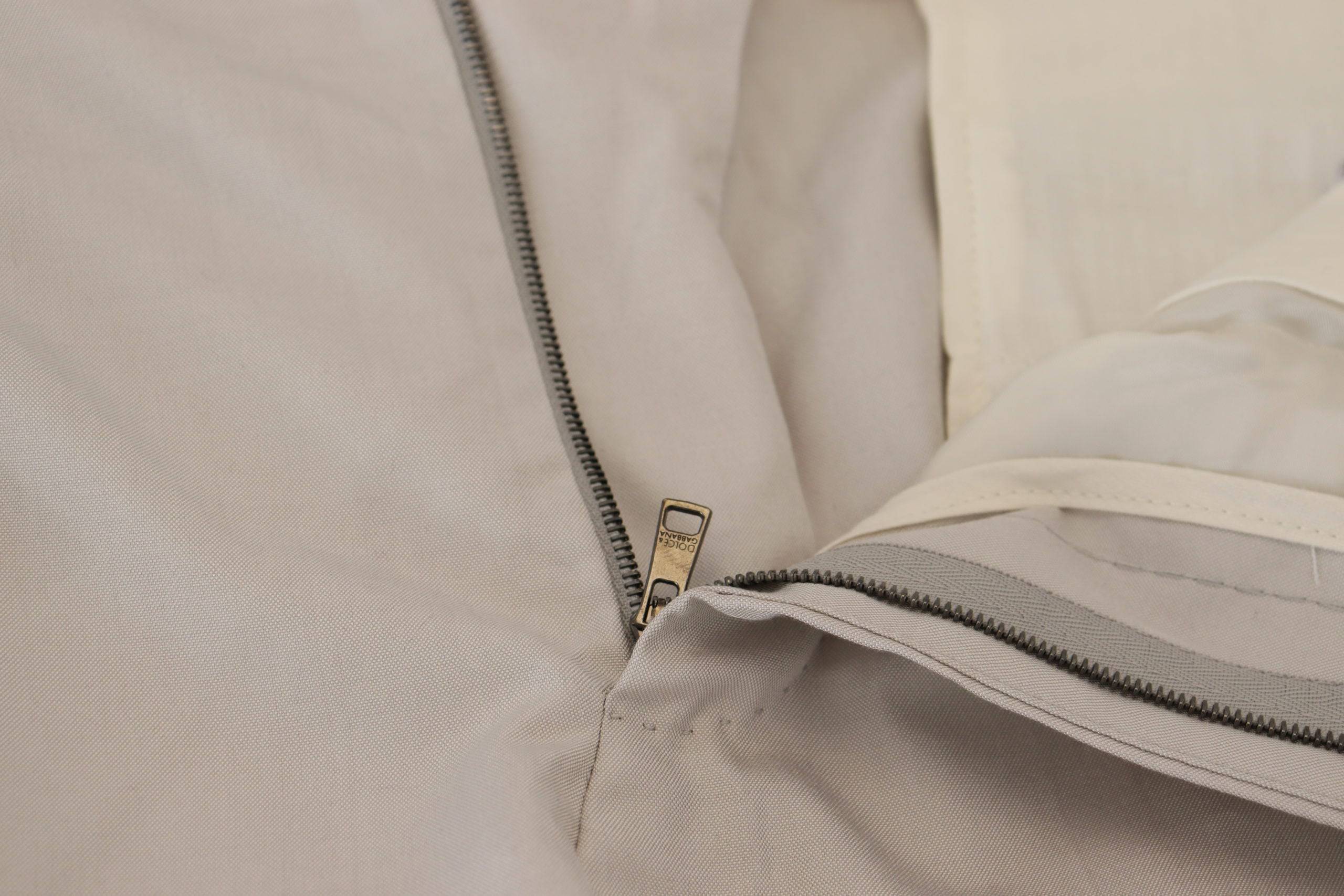 Pantalon chino en soie blanc cassé de moyenne taille Dolce & Gabbana, vue frontale.