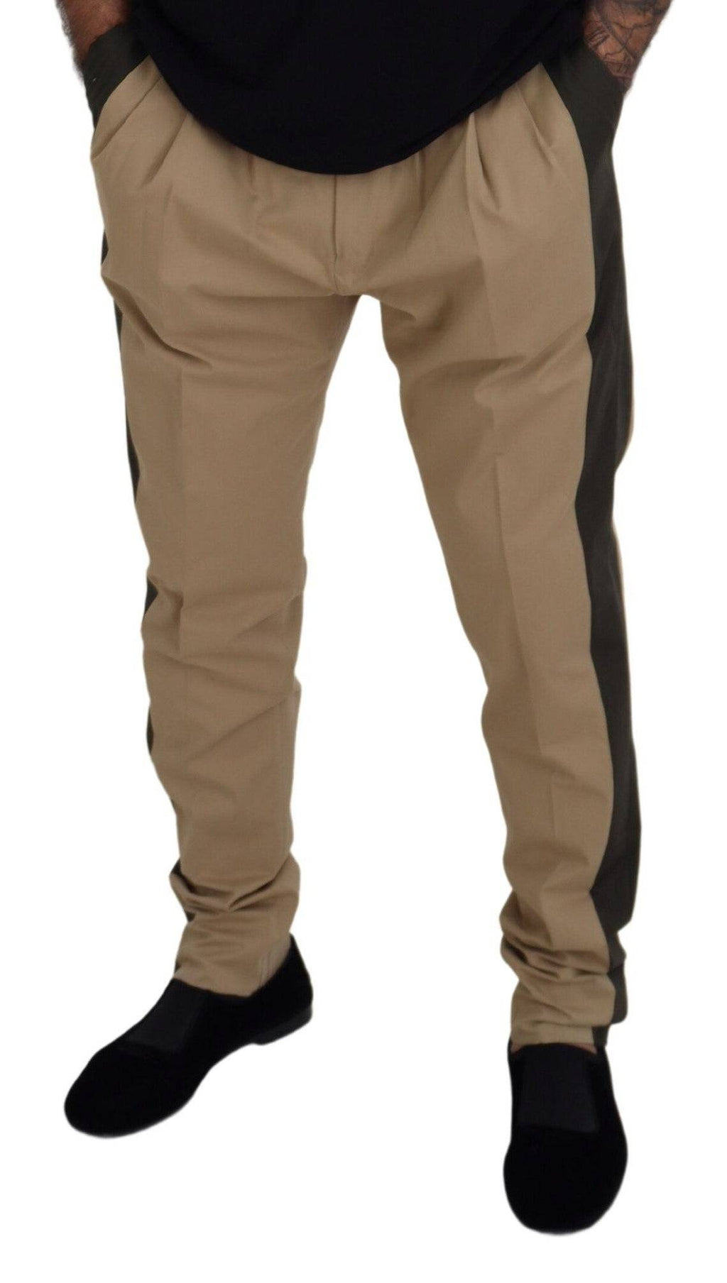 Pantalon chino homme Dolce & Gabbana en coton marron et noir, coupe classique, détails élégants, porté sur mannequin.