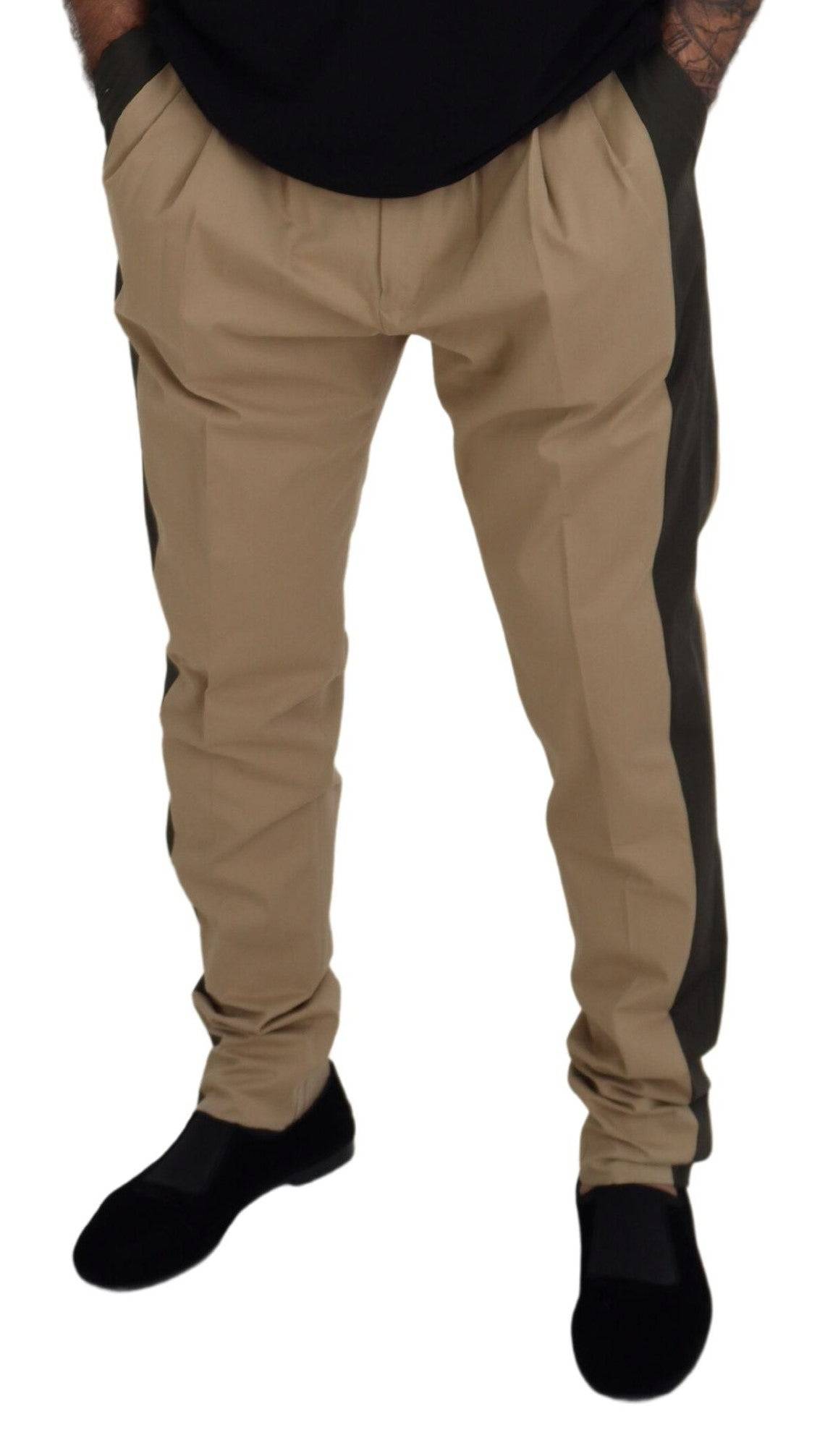 Pantalon chino homme Dolce & Gabbana en coton marron et noir, coupe classique, détails élégants, porté sur mannequin.