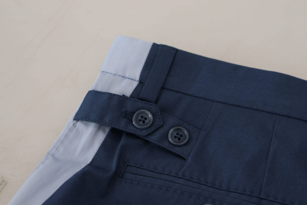 Pantalon en coton bleu droit de Dolce & Gabbana, style élégant et confortable, visible sur le mannequin.