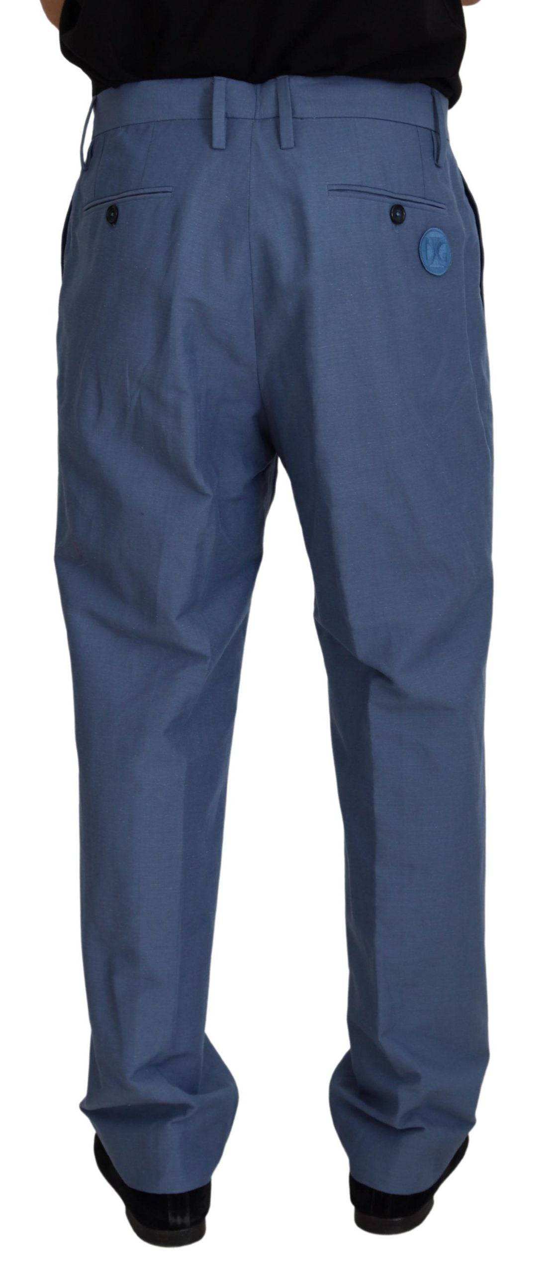 Pantalon formel homme Dolce & Gabbana en lin bleu, style chino, avec coupe élégante et détails modernes.
