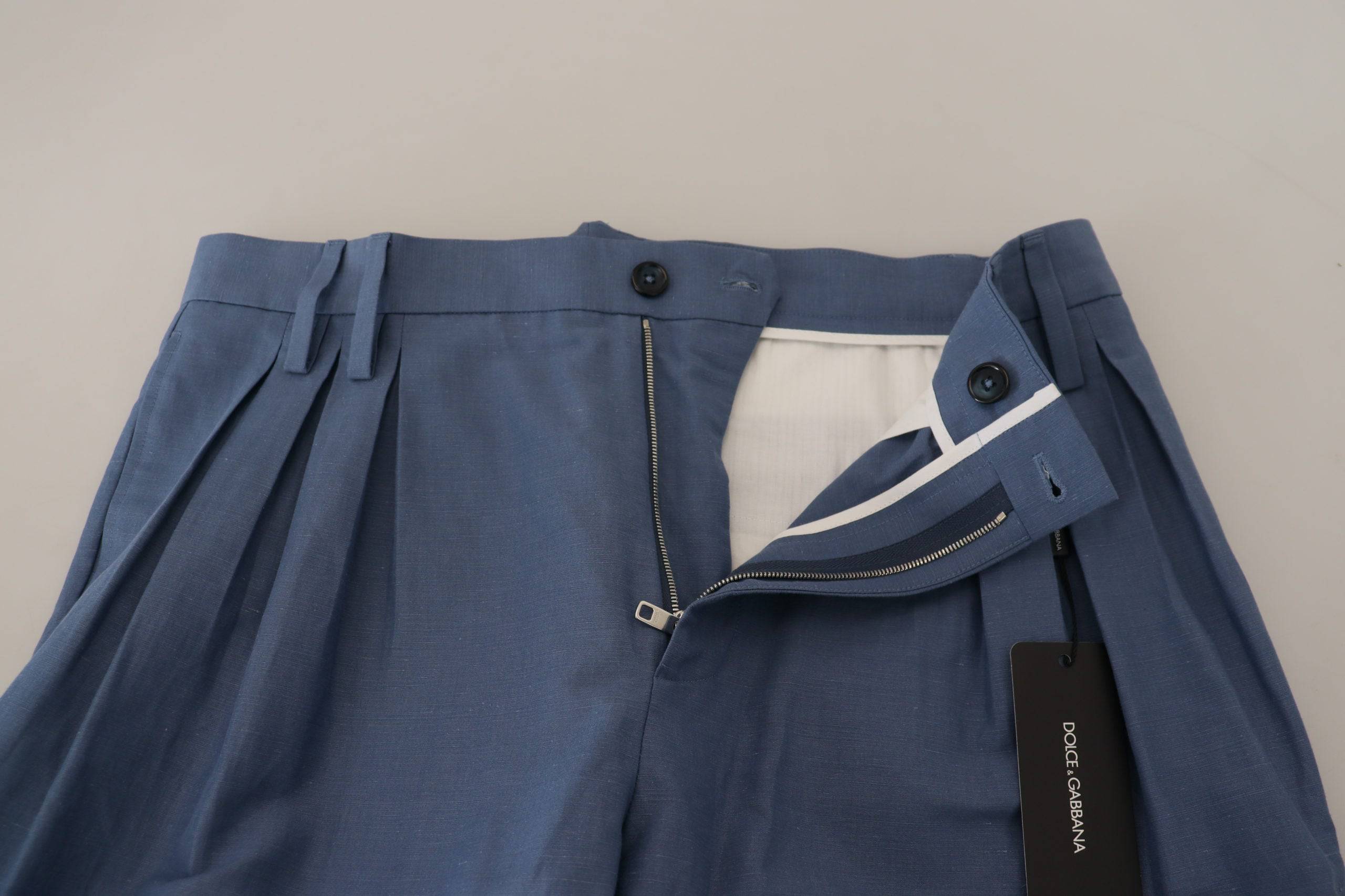 Pantalon chino en lin bleu pour homme de la marque Dolce & Gabbana, style formel, vue de face.