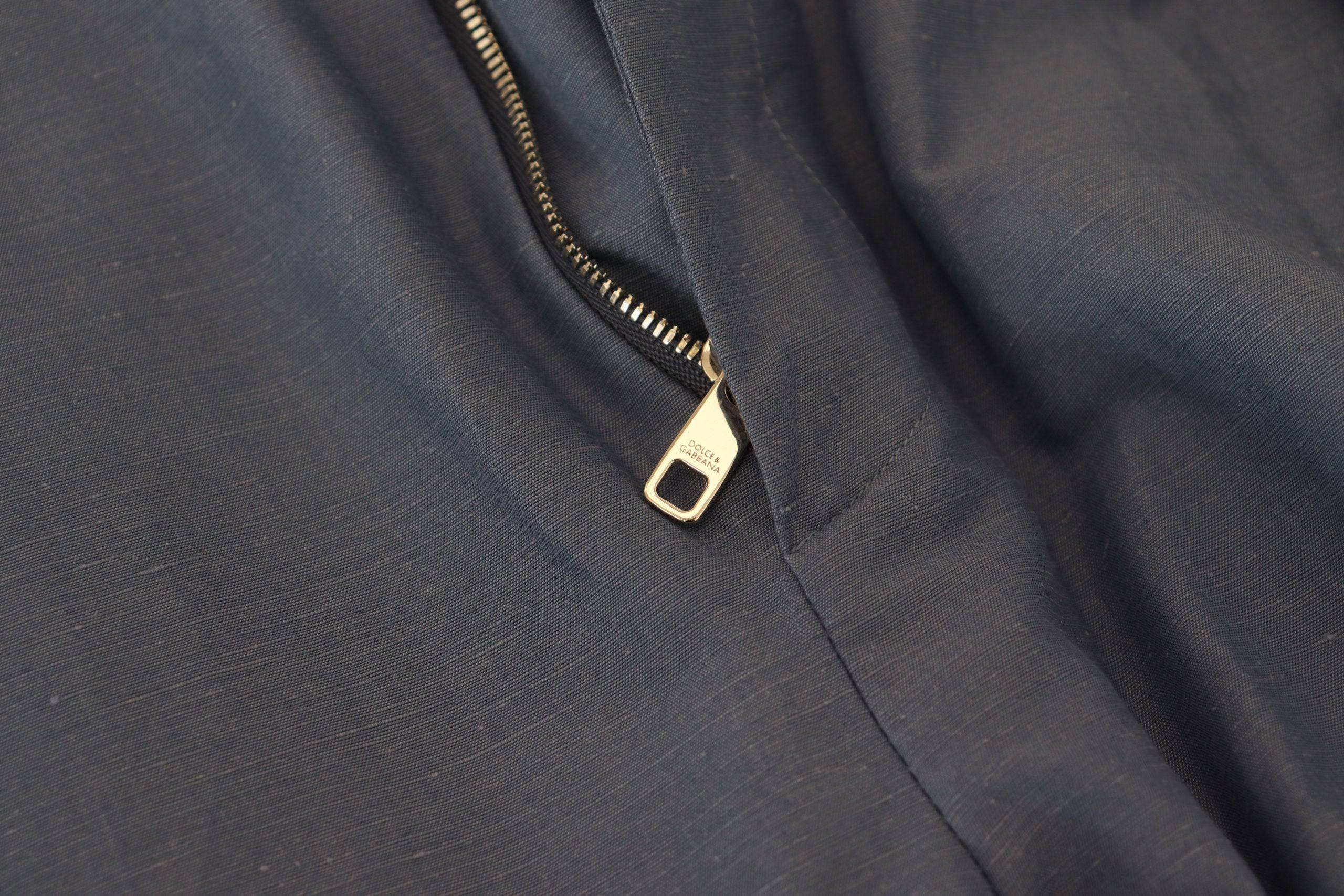 Pantalon chino en lin bleu pour homme de la marque Dolce & Gabbana, style formel, visible avec une coupe élégante.