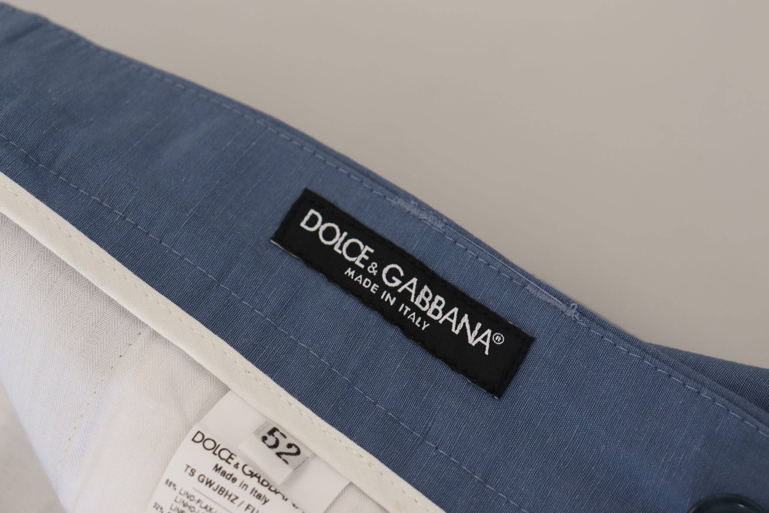 Pantalon chino formel en lin bleu de Dolce & Gabbana, style élégant et léger, visible en gros plan.