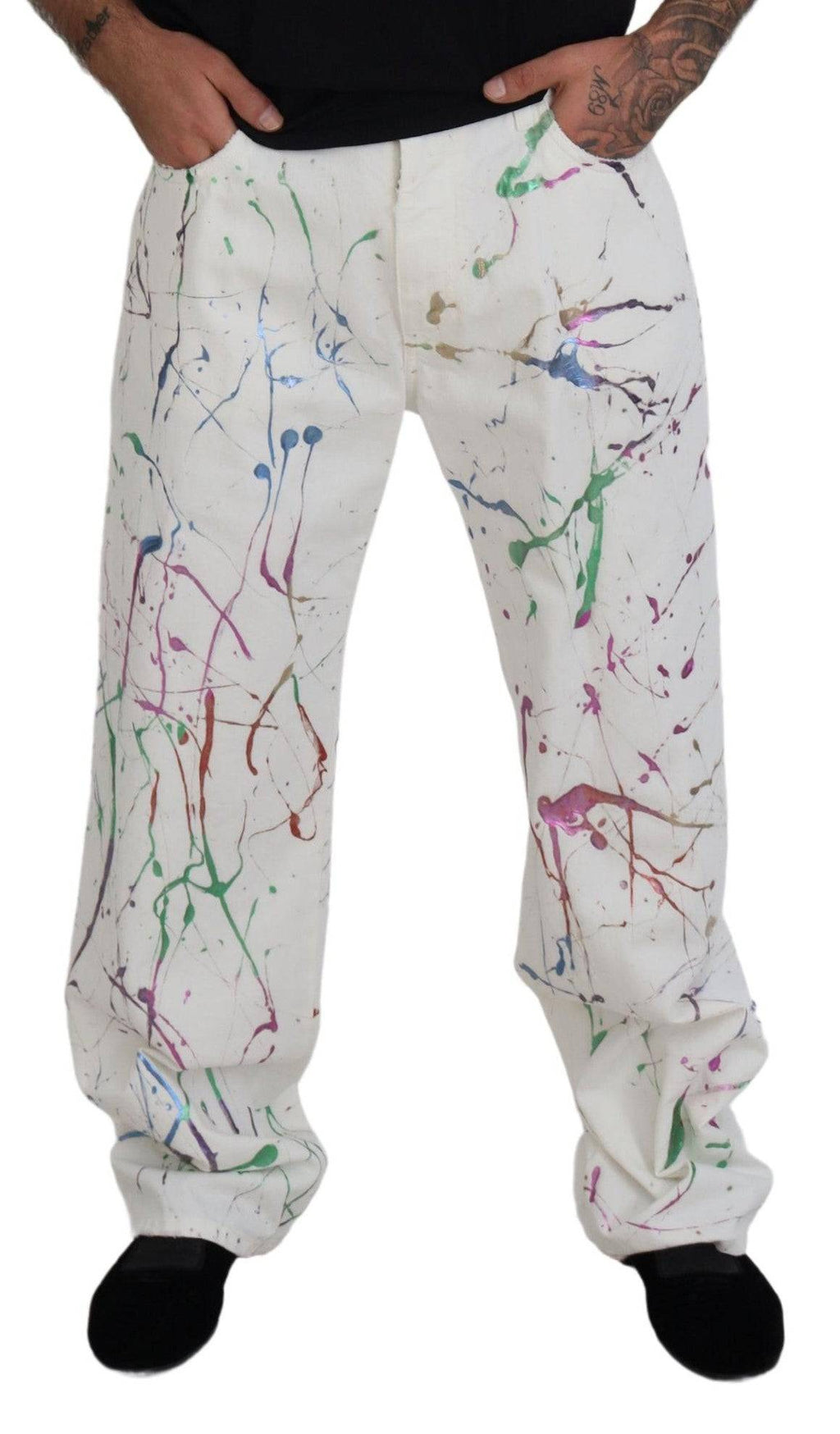 Pantalon en denim blanc Dolce & Gabbana avec impression colorée, coton, style décontracté et tendance, visible en gros plan.