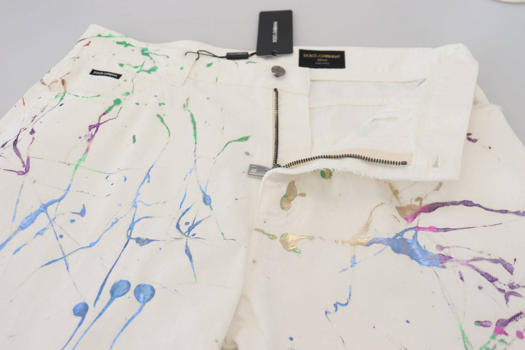 Pantalon en denim blanc Dolce & Gabbana avec éclaboussures de couleurs et coupe décontractée, vue de face.