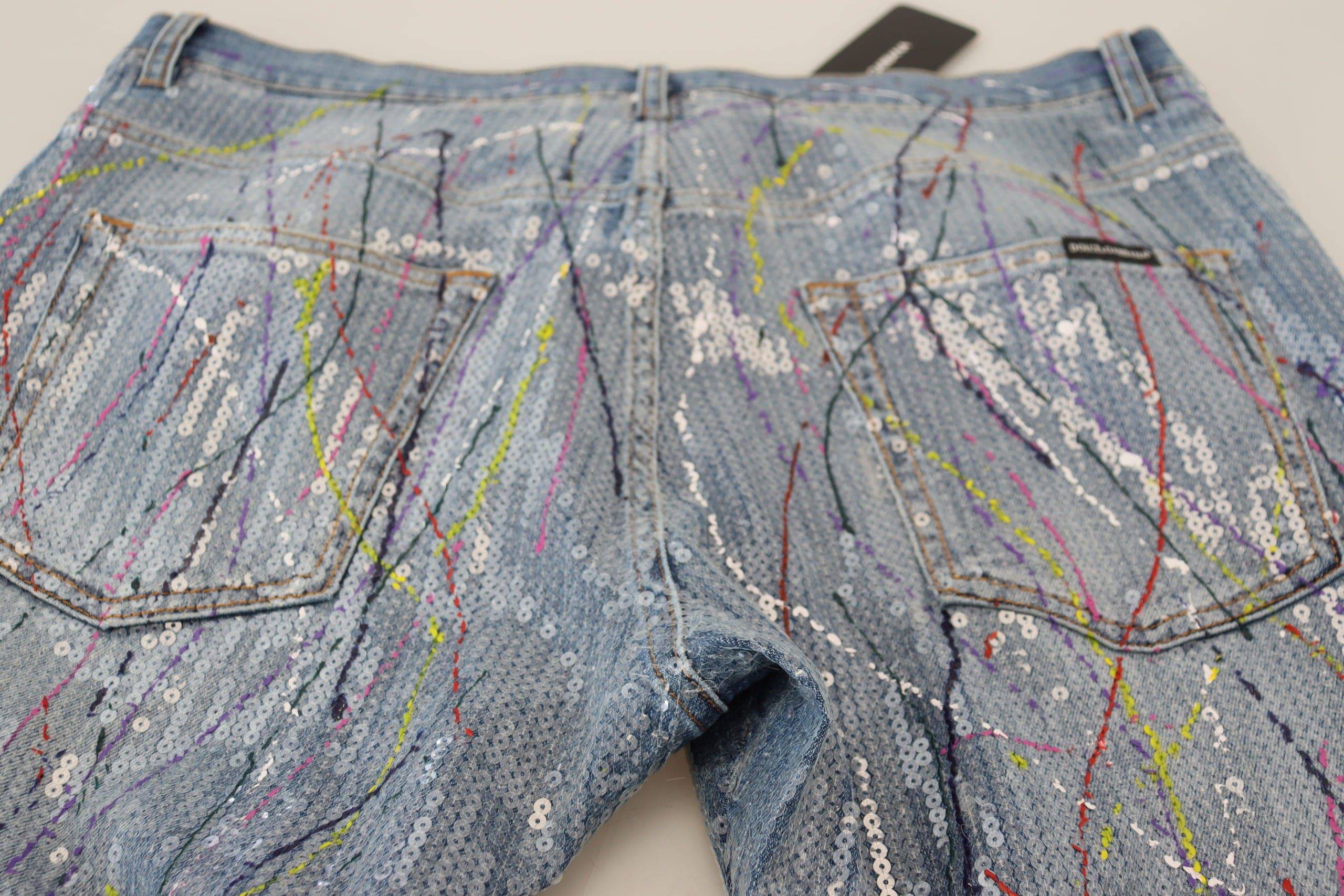 Jeans en denim bleu Dolce & Gabbana avec motif coloré, coupe classique et détails en coton.