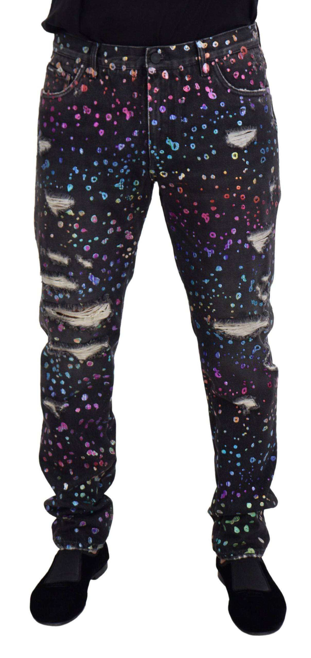Jeans en denim déchiré noir à imprimé multicolore de Dolce & Gabbana, style tendance et détails déchirés visibles.