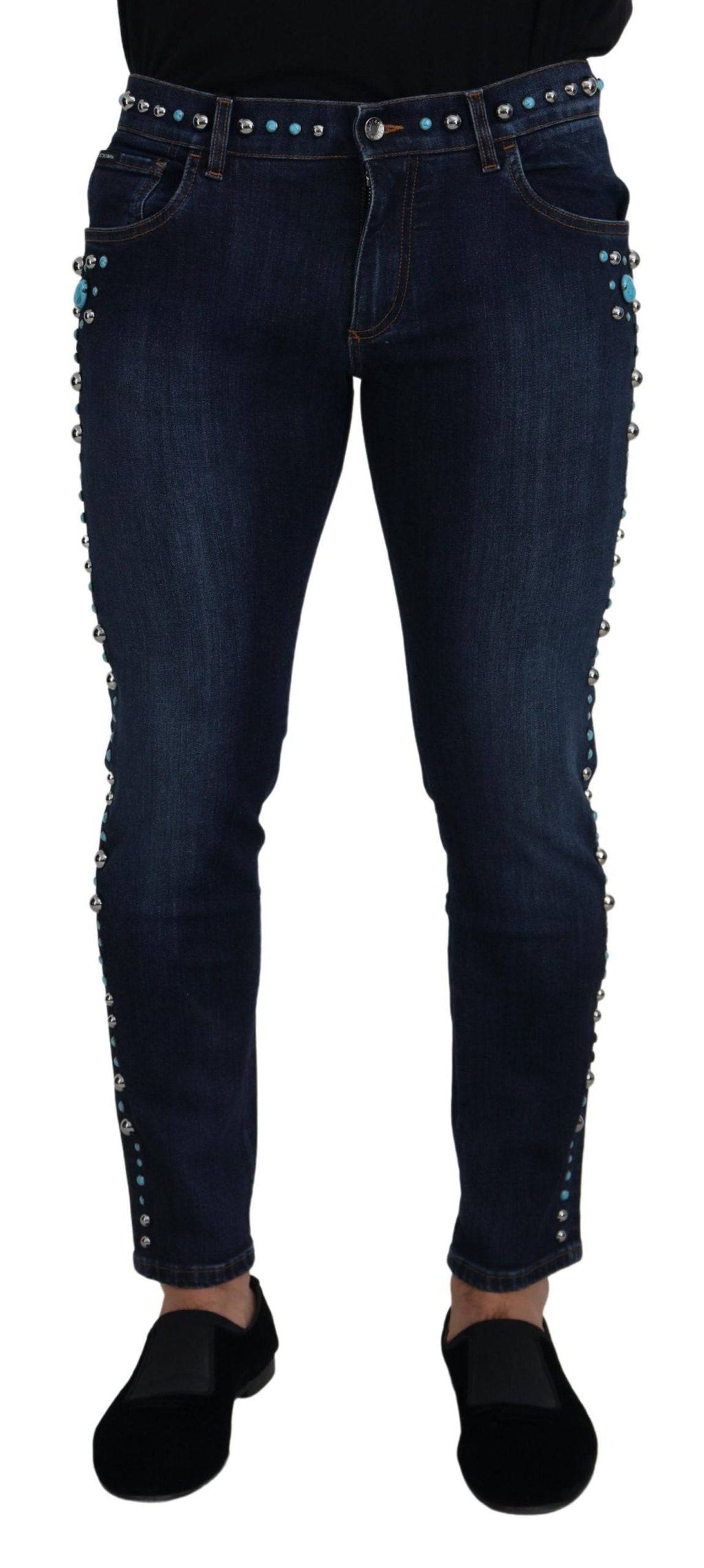 Jeans en denim bleu Dolce & Gabbana à taille basse, ornementés de clous, pour un style décontracté et tendance.