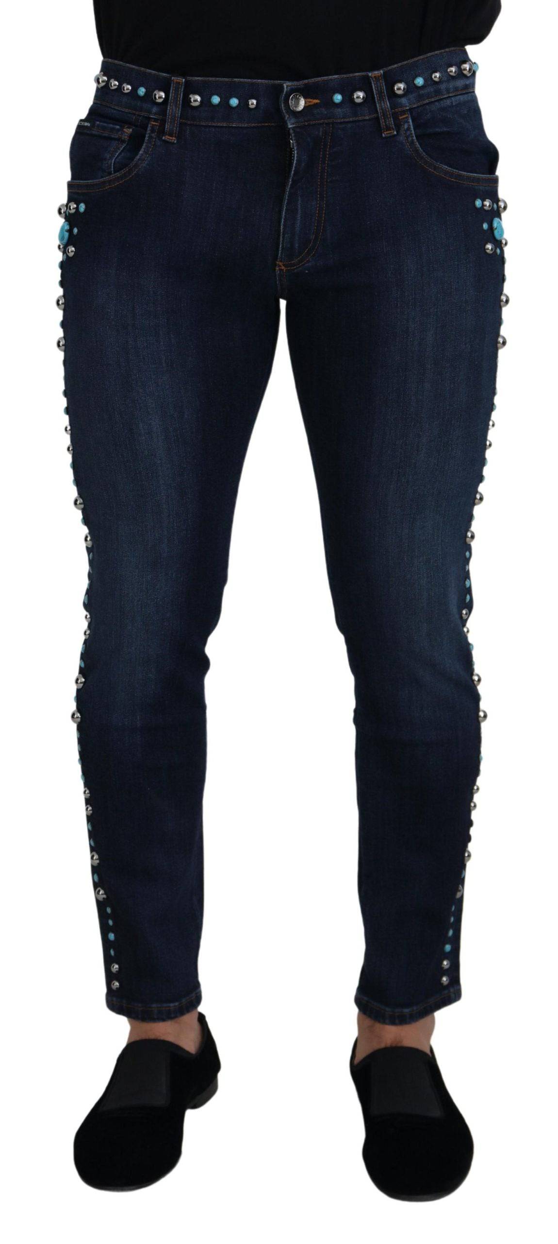 Jeans en denim bleu Dolce & Gabbana à taille basse, ornementés de clous, pour un style décontracté et tendance.