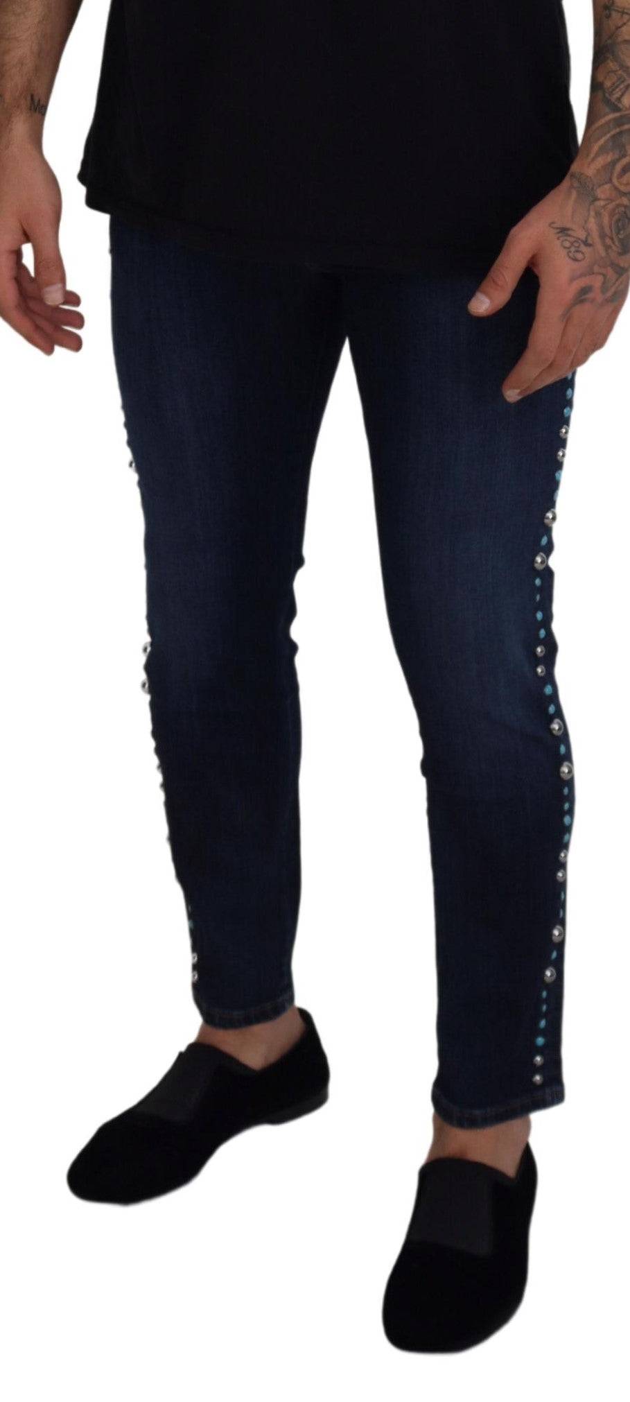 Jeans en denim bleu Dolce & Gabbana à taille basse avec clous, coupe décontractée et style tendance.