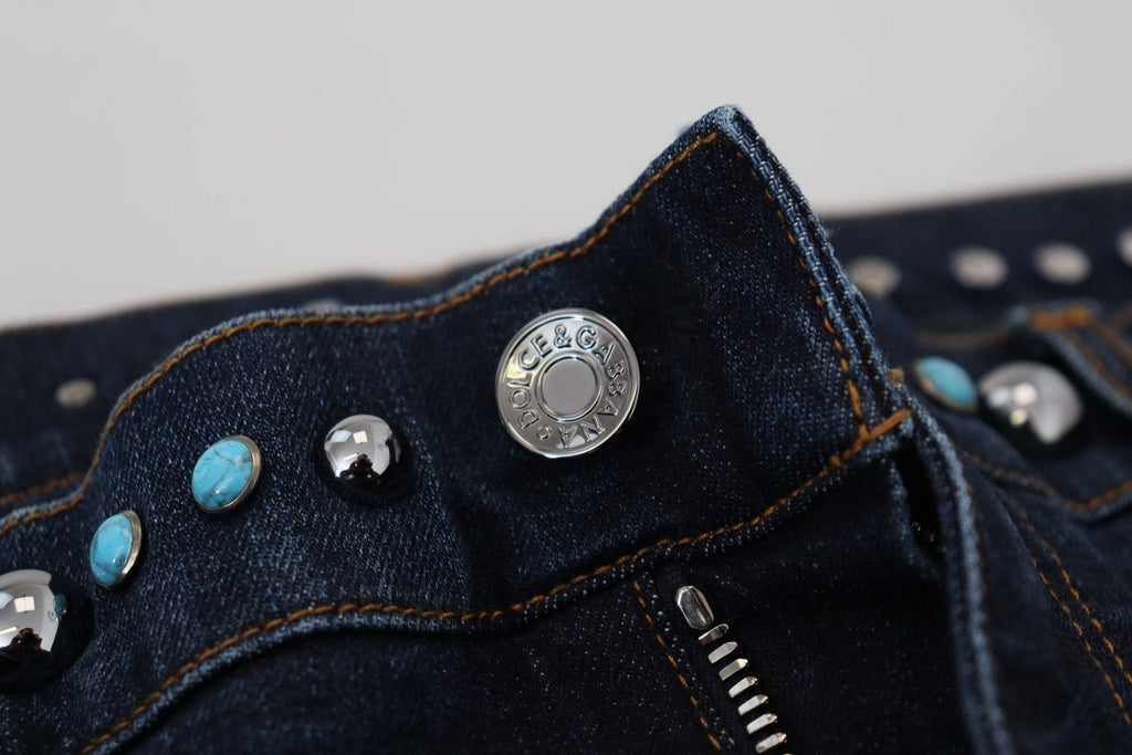 Jeans en denim bleu Dolce & Gabbana, taille basse, avec des clous, style décontracté, visible sur une mannequin.