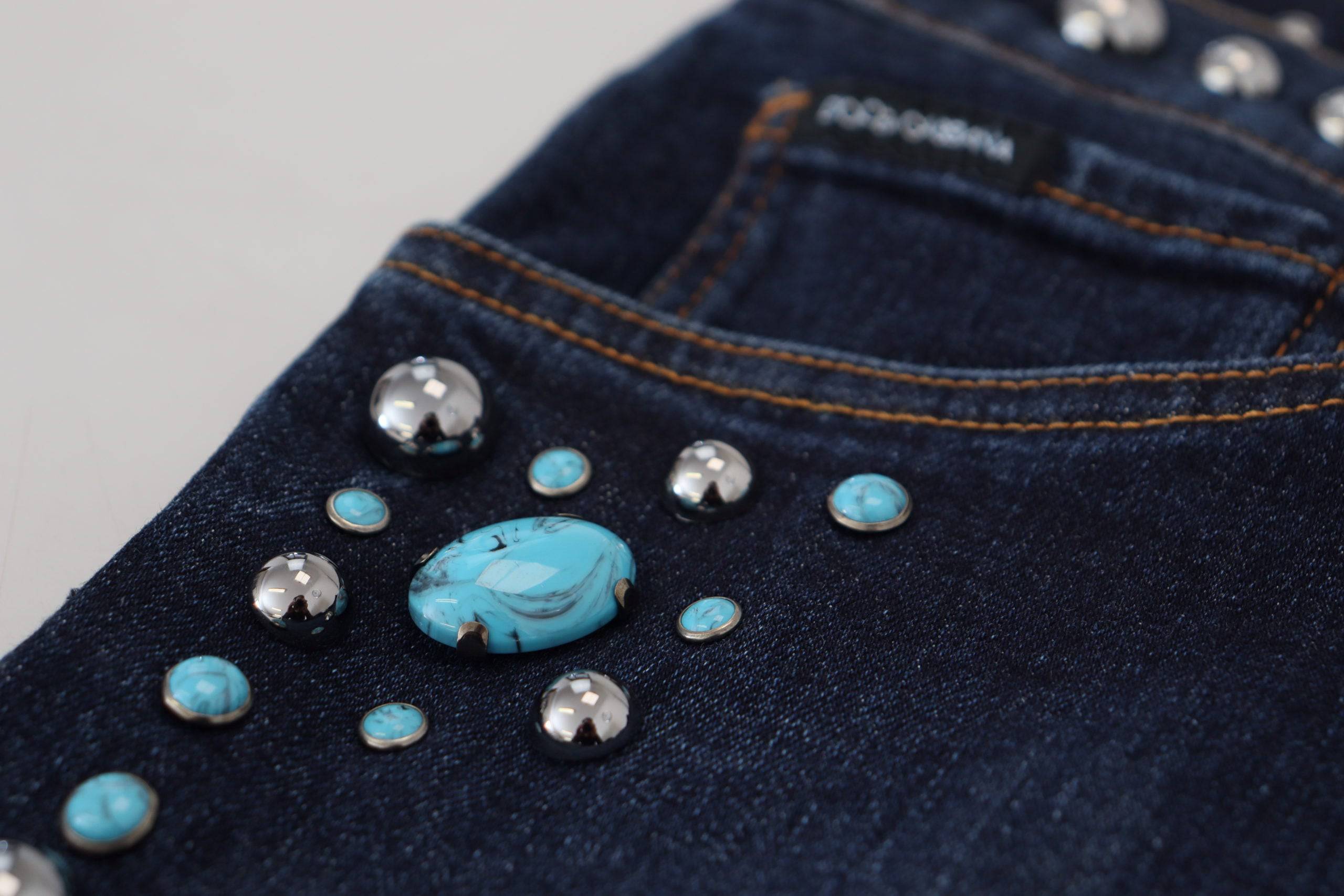 Jeans en denim bleu Dolce & Gabbana à taille basse, avec clous, en coton, mode tendance et style décontracté.