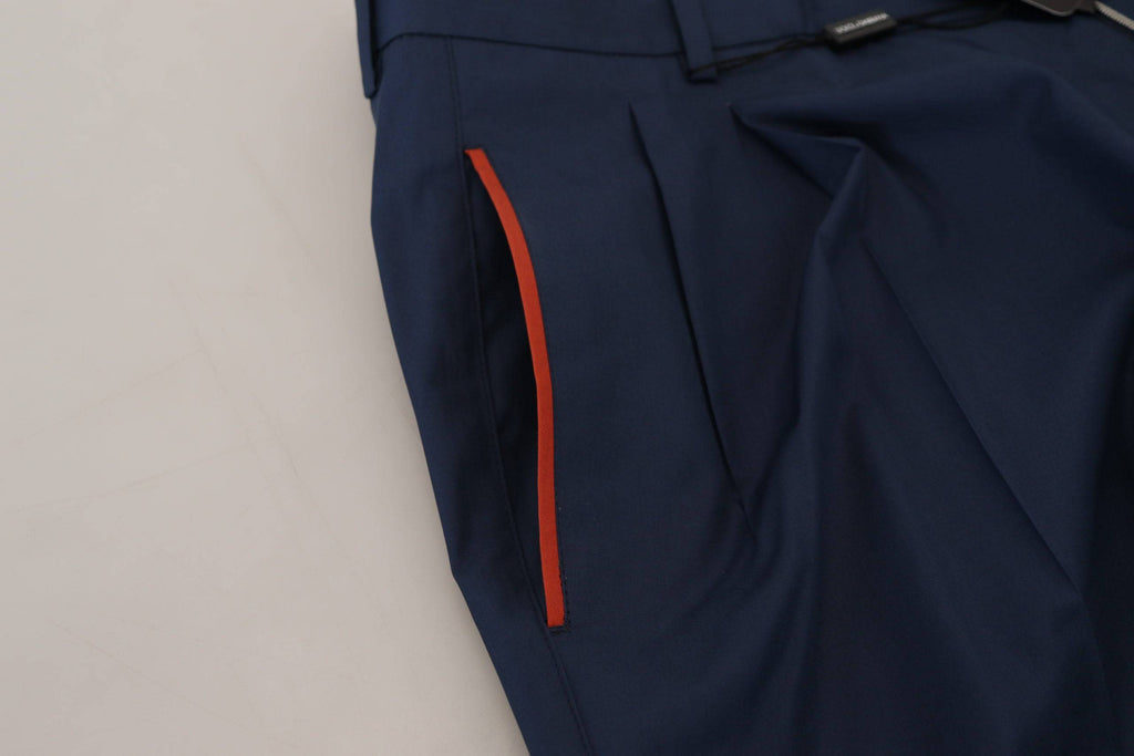 Pantalon chino formel en coton bleu de Dolce & Gabbana, style élégant et classique, visible avec une coupe ajustée.