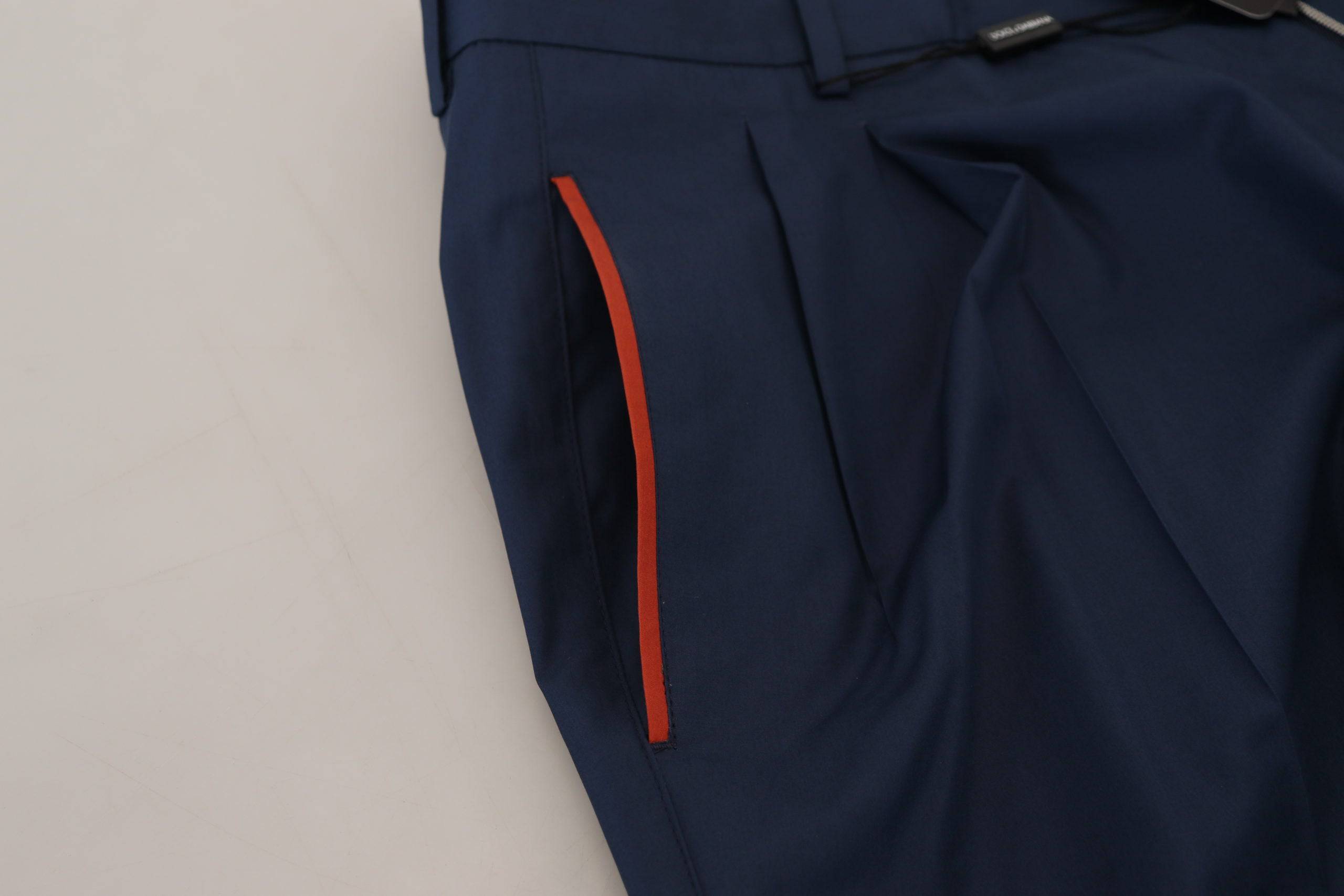 Pantalon chino formel en coton bleu de Dolce & Gabbana, style élégant et classique, visible avec une coupe ajustée.