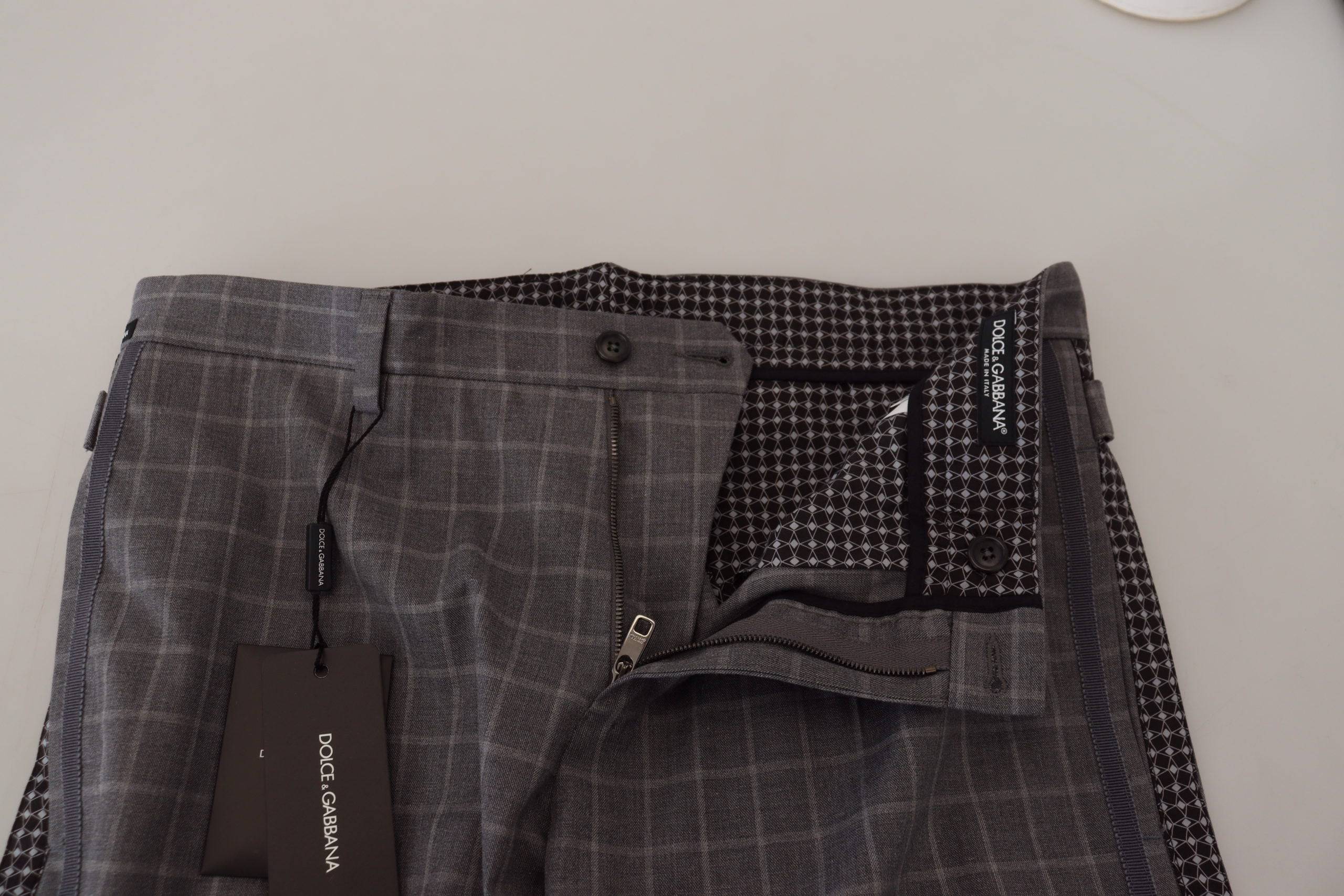 Pantalons chino gris à carreaux en coton Dolce & Gabbana, style décontracté et moderne, visible sur le mannequin.