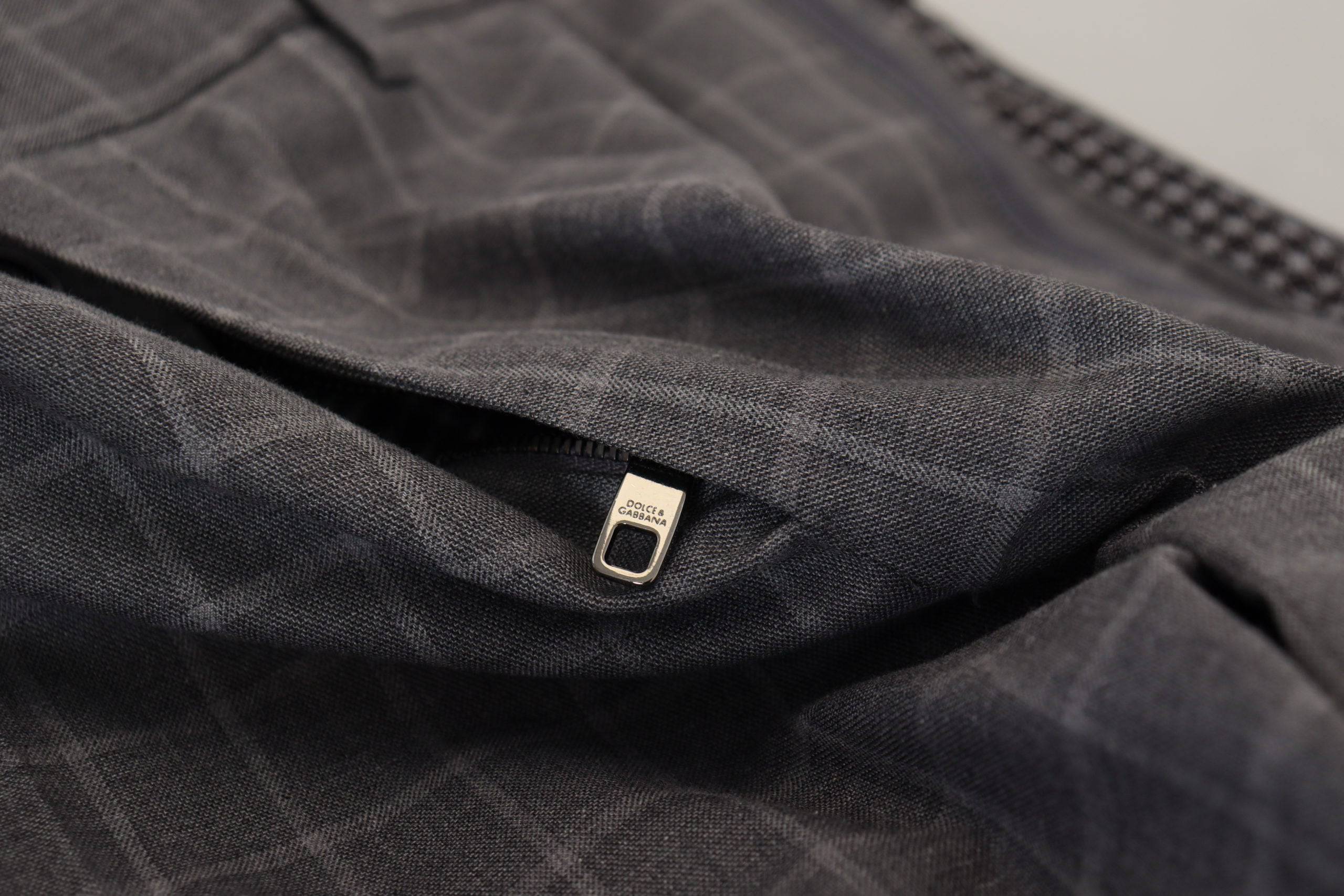Pantalons chino gris à carreaux en coton Dolce & Gabbana, style décontracté et élégant, avec ceinture et poches avant.