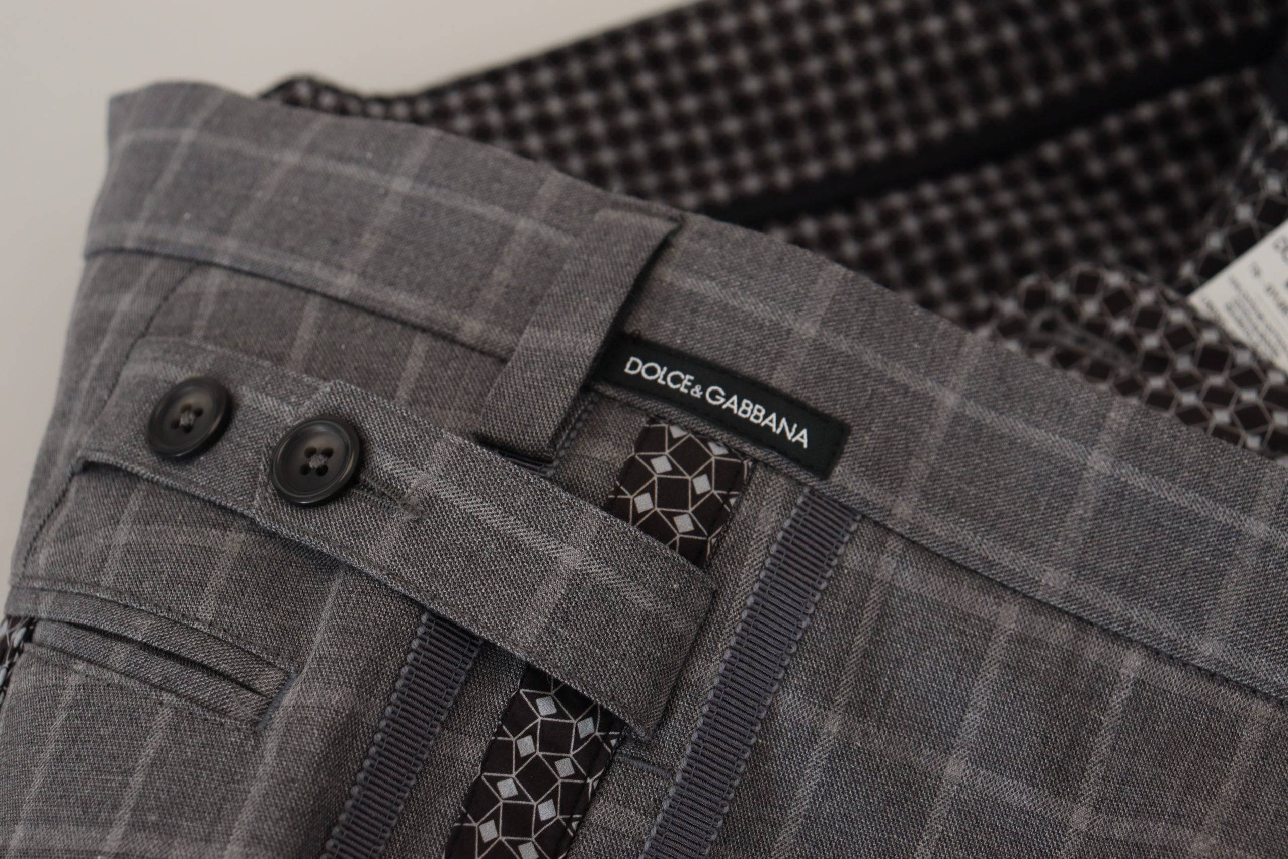 Pantalons chino en coton gris à carreaux de Dolce & Gabbana, style décontracté et élégant, visibles en gros plan sur l'image.