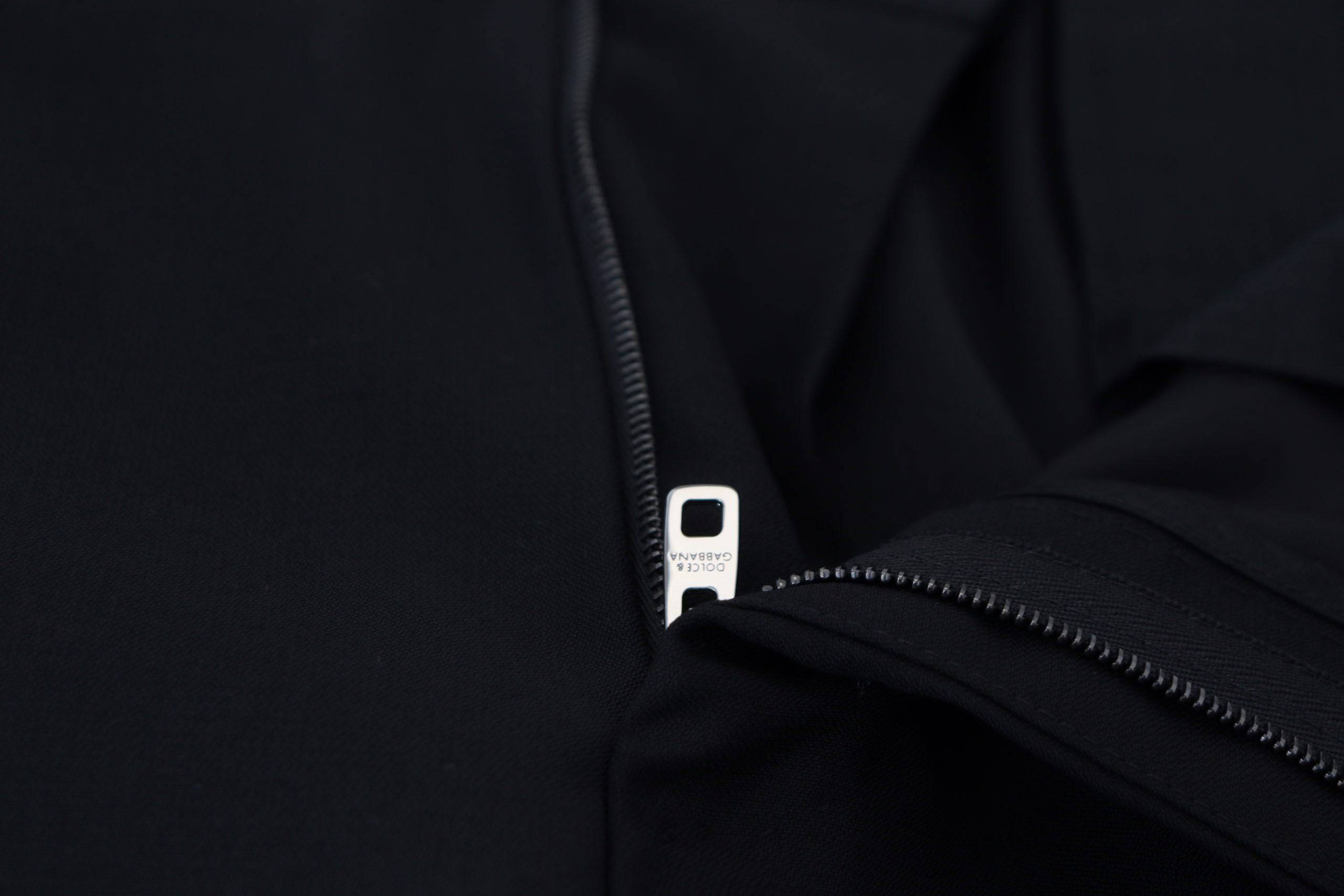 Pantalon formel en laine noire Dolce & Gabbana, style chino élégant et classique pour homme.