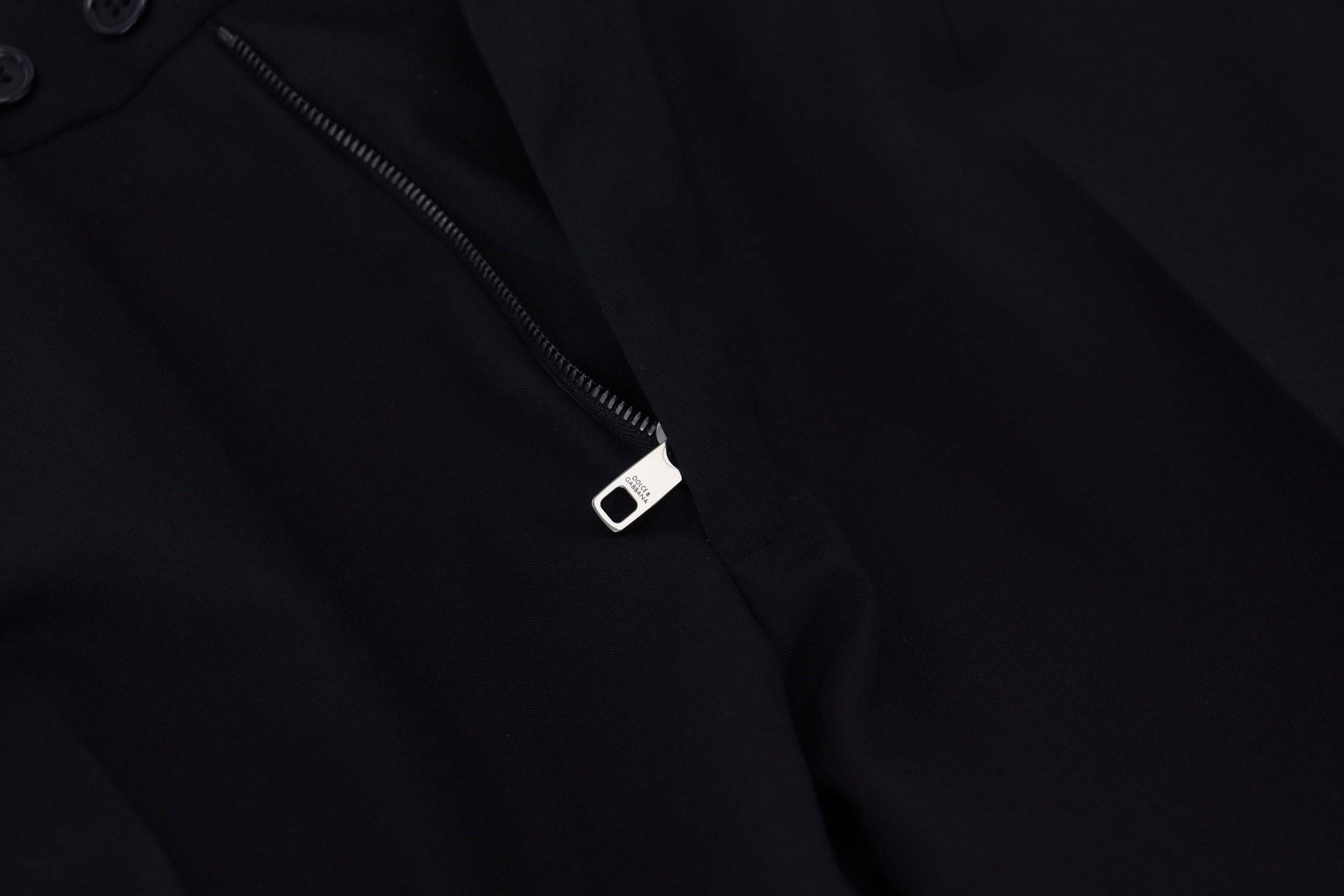 Pantalon formel noir en polyester Dolce & Gabbana, coupe chino élégant pour hommes, visible sur l'image.