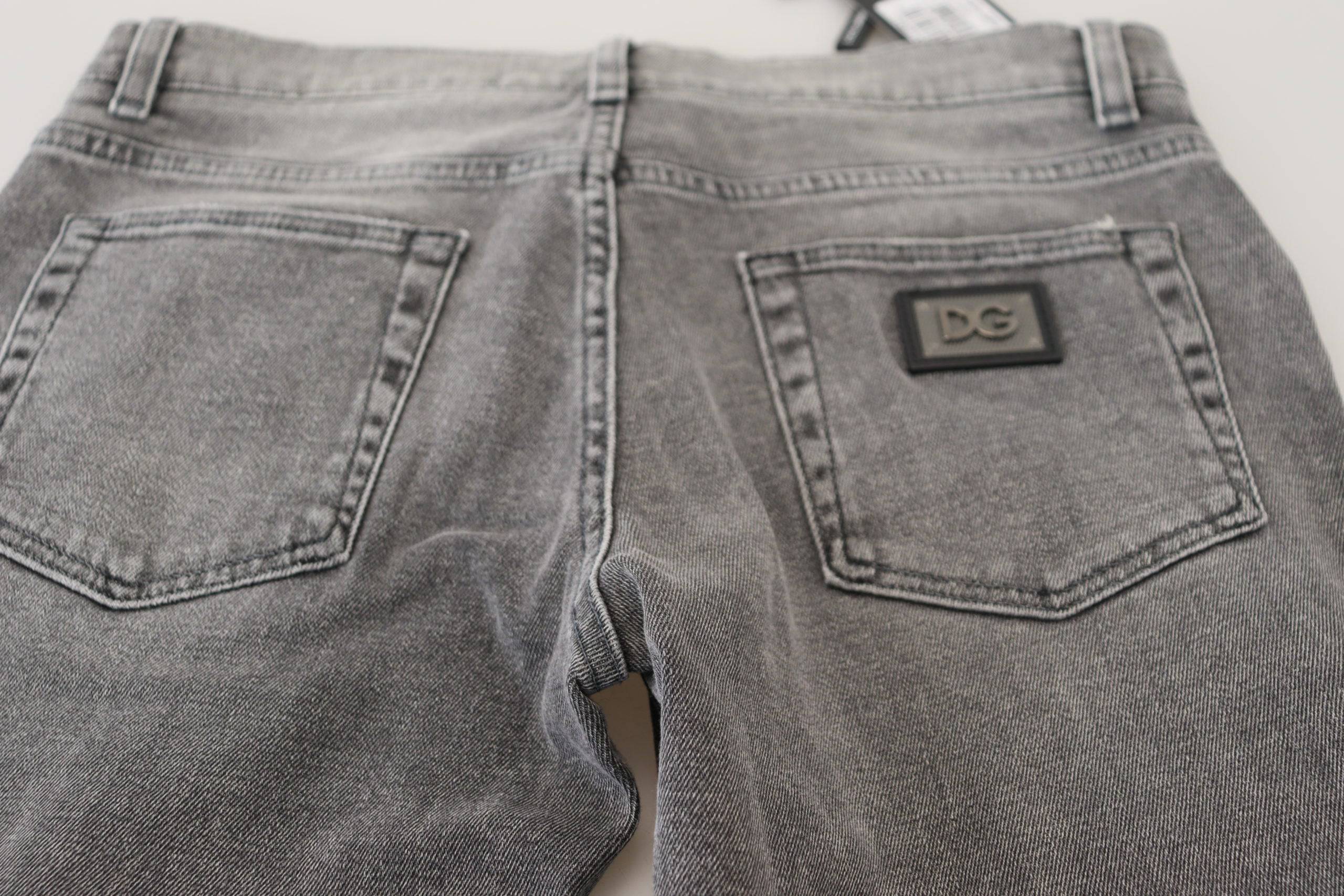 Jeans skinny en denim gris délavé de Dolce & Gabbana, coton stretch avec détails modernes et coupe ajustée.