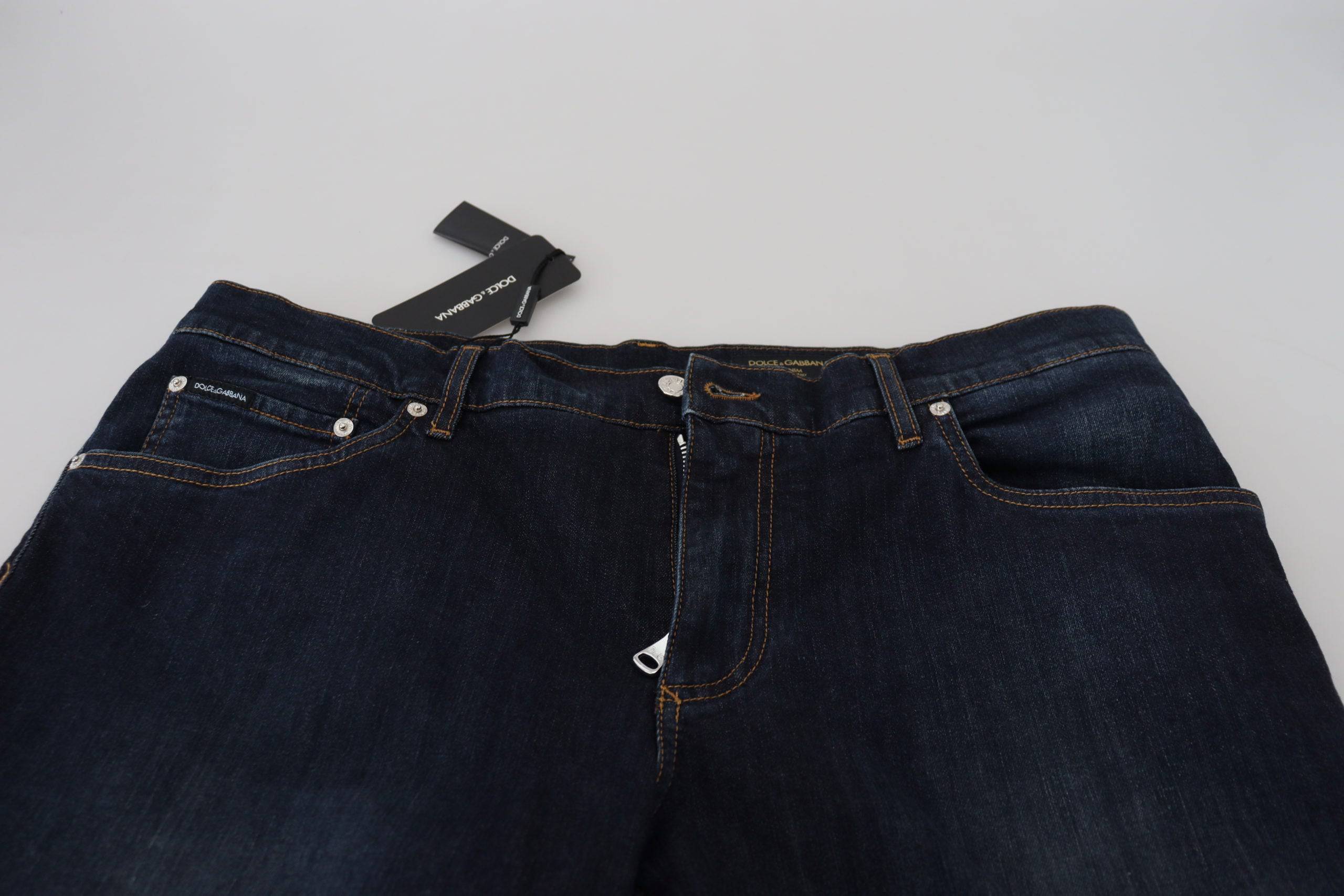 Jeans en denim blanc droit Dolce & Gabbana en coton, style décontracté et ajusté, visibles avec détails et coupe nette.